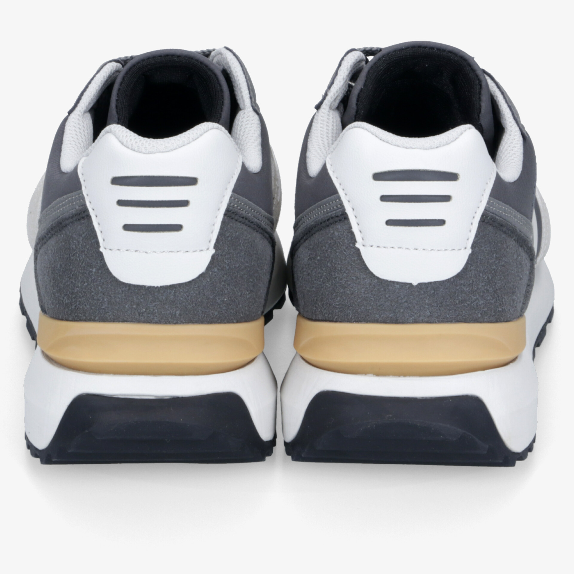 Rückansicht von grauen Sportschuhen mit weißem Fersenbereich und stabiler Sohle, komfortabel gepolstert