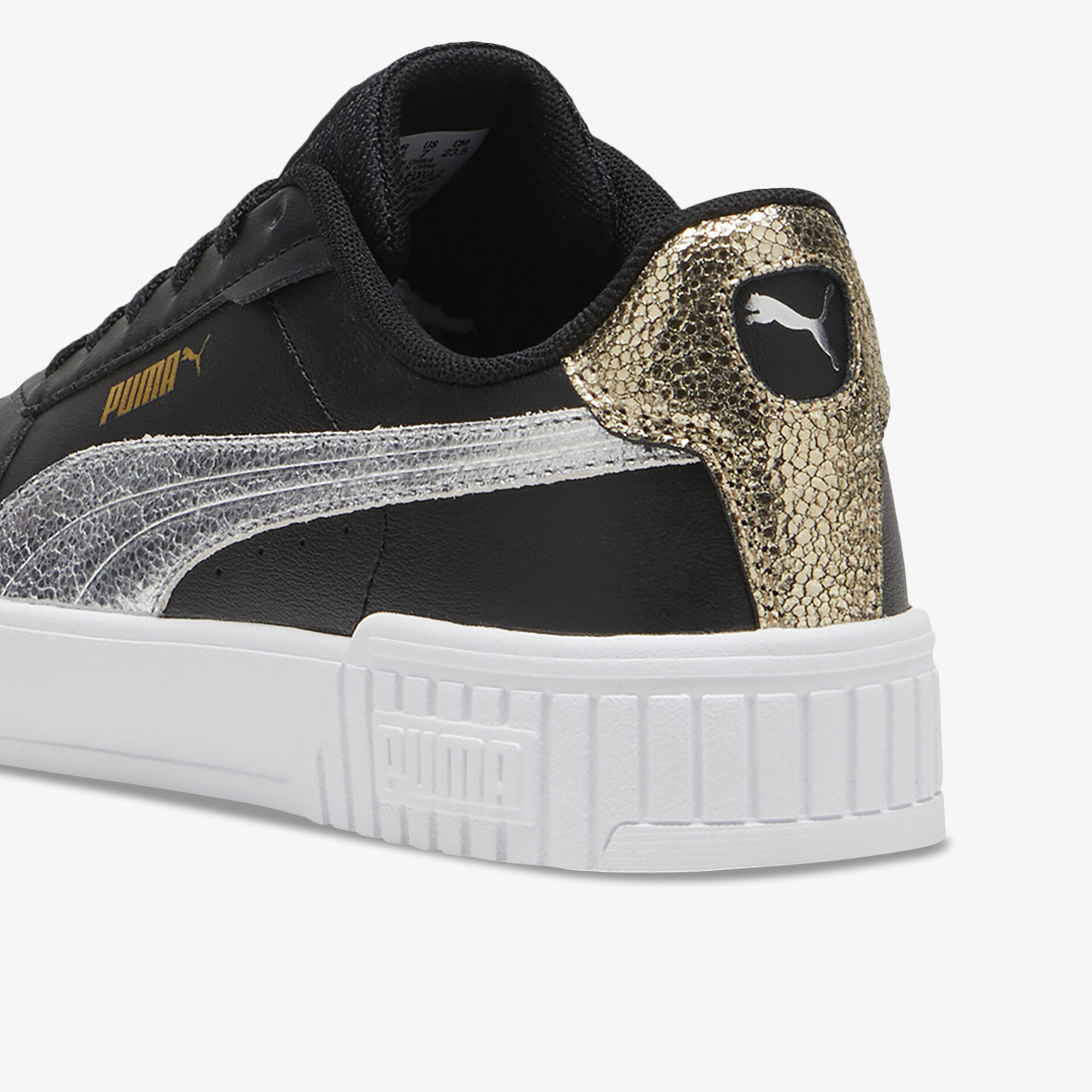 Detailaufnahme eines schwarzen Sneakers mit silbernem Streifen und goldenem Fersenbereich für stylischen Komfort