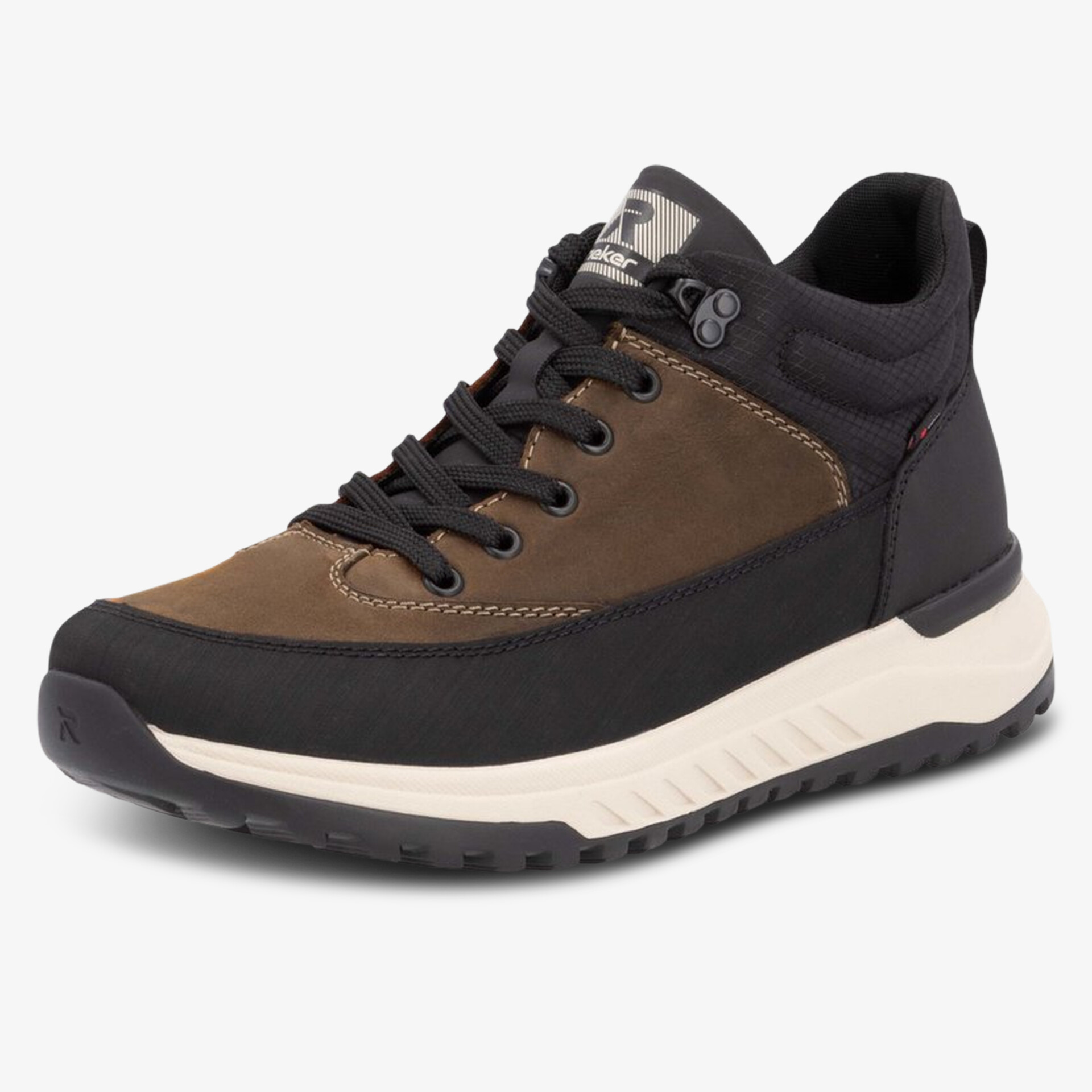 Moderner bequemer Schuh mit gepolstertem Schaft und rutschfester Sohle in schräger Vorderansicht