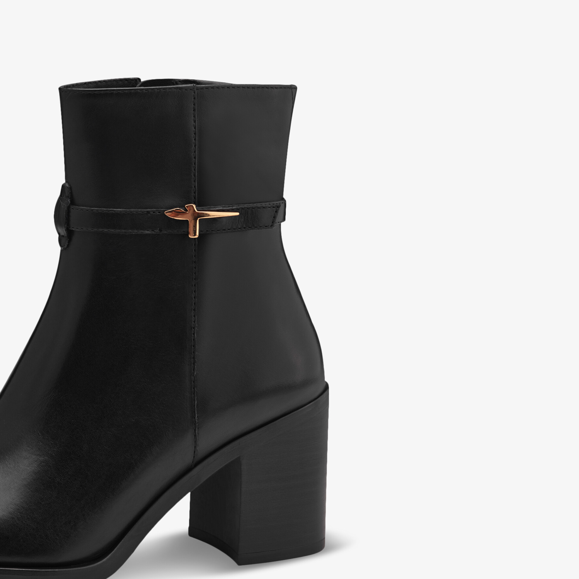 Schwarzer Stiefel mit mittelhohem Blockabsatz und dekorativem Reißverschlussteil, elegant und bequem