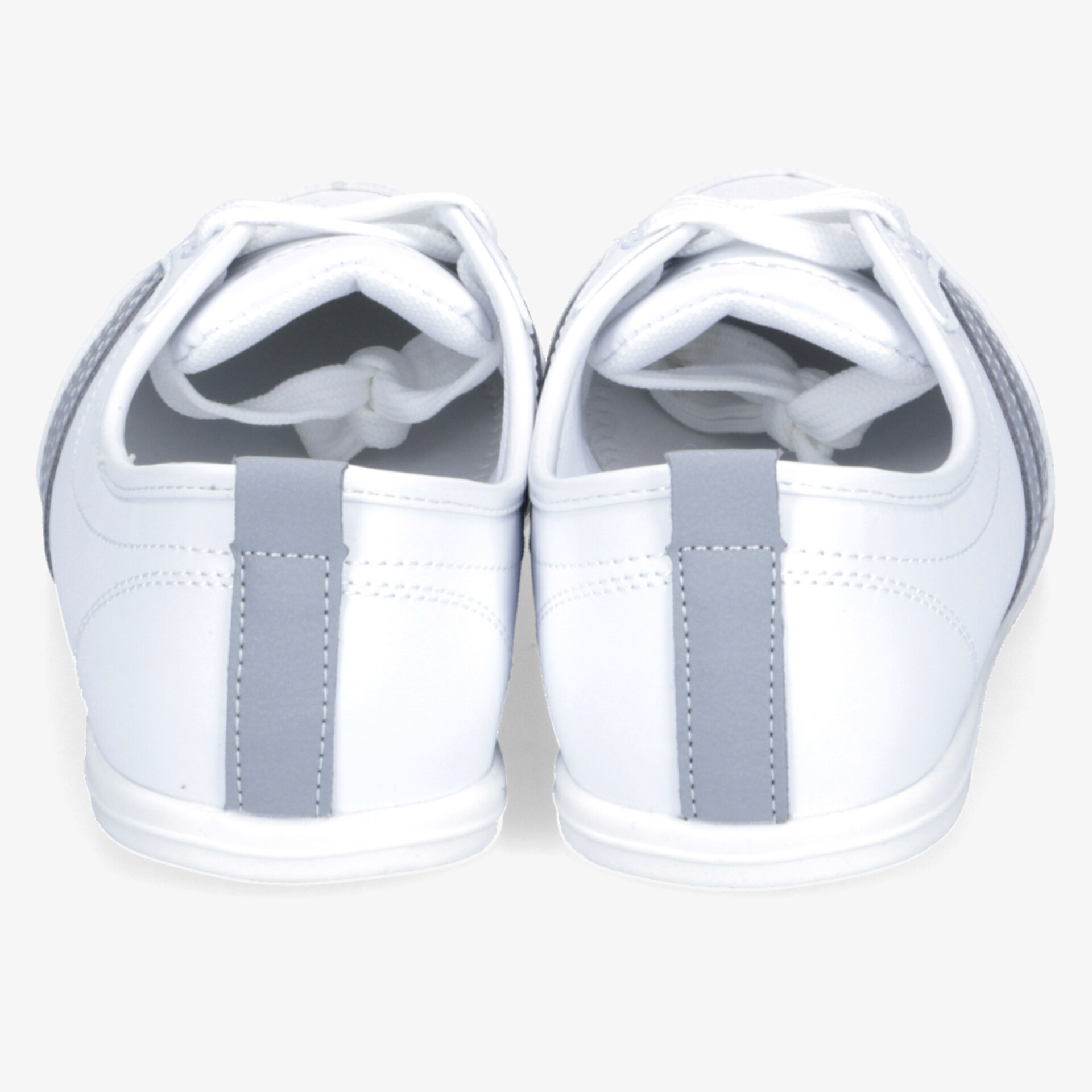 Weiße Sneaker Rückansicht mit gepolsterter Ferse und robuster Verarbeitung für optimalen Tragekomfort