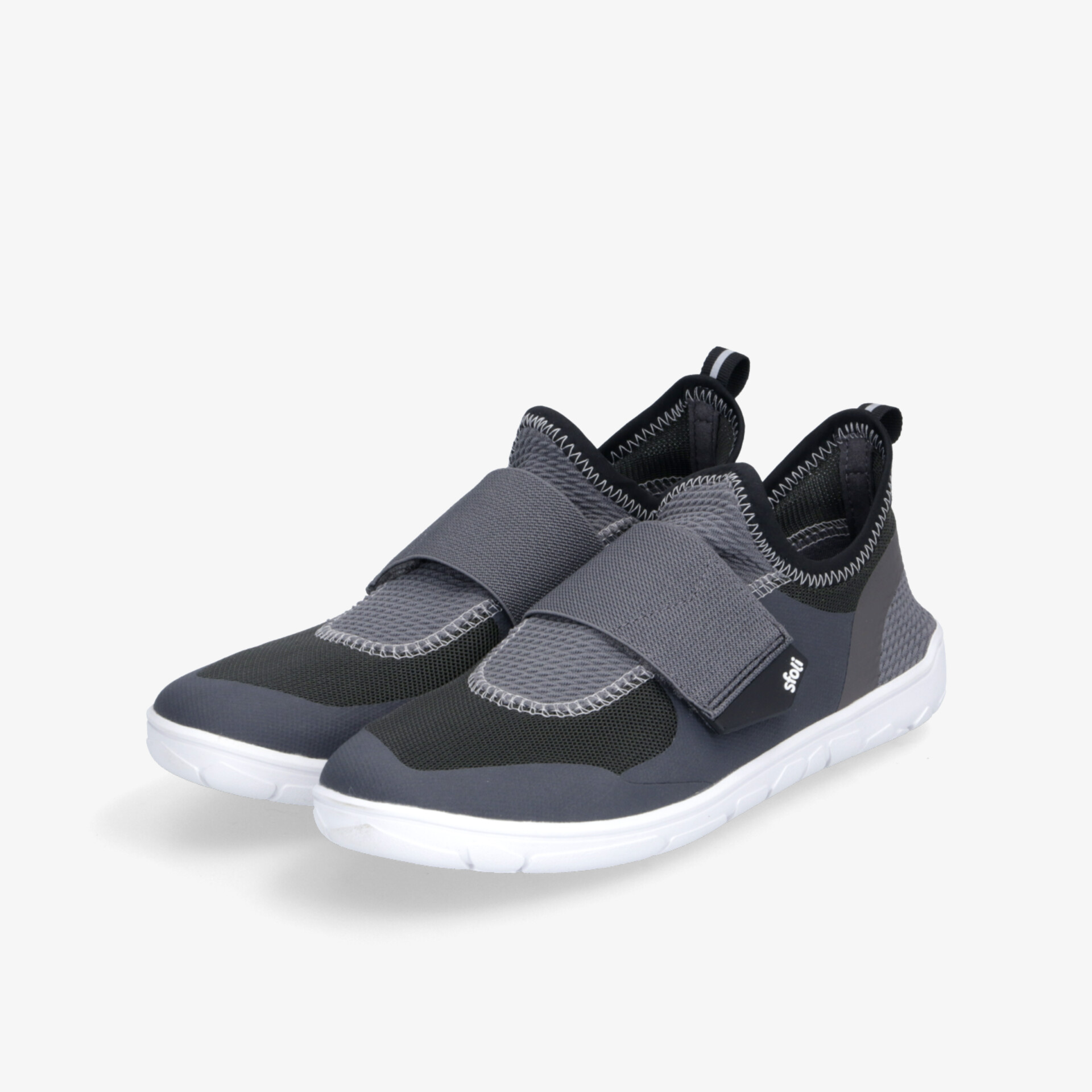 Leichter, flexibler Sportschuh in Grau mit elastischem Verschluss für einfachen Einstieg und maximalen Komfort