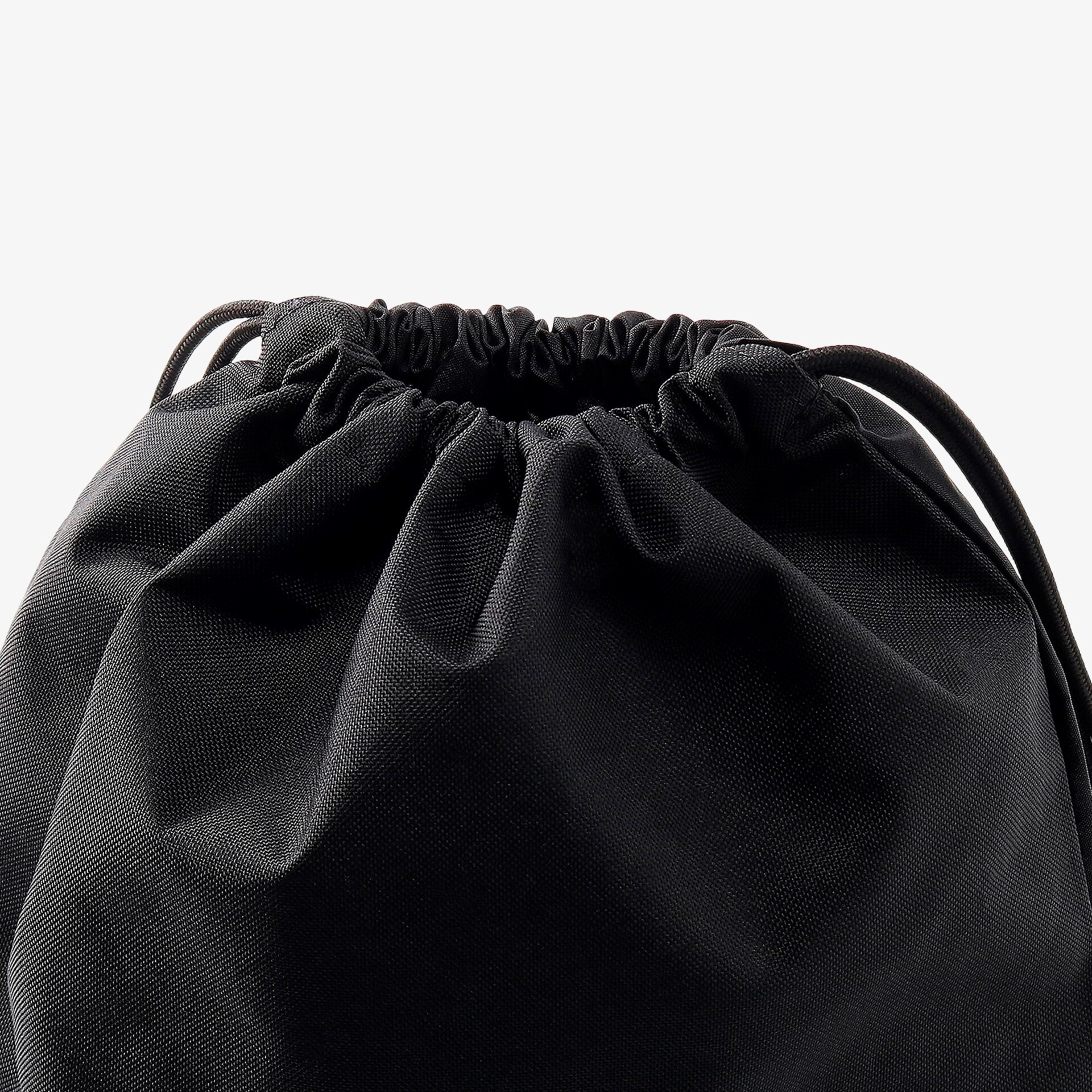 Schwarzer Rucksack mit Kordelzug, ideal für den täglichen Gebrauch, modernes und vielseitiges Design.