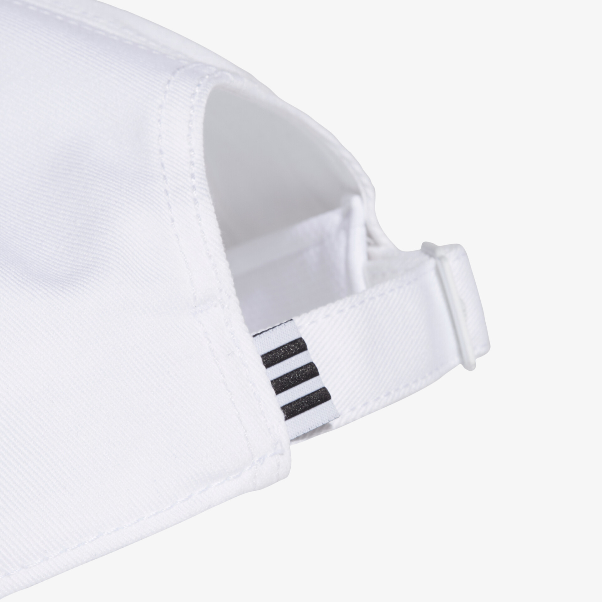 Weiße verstellbare Kappe mit minimalistischem Design für Komfort und Stil.