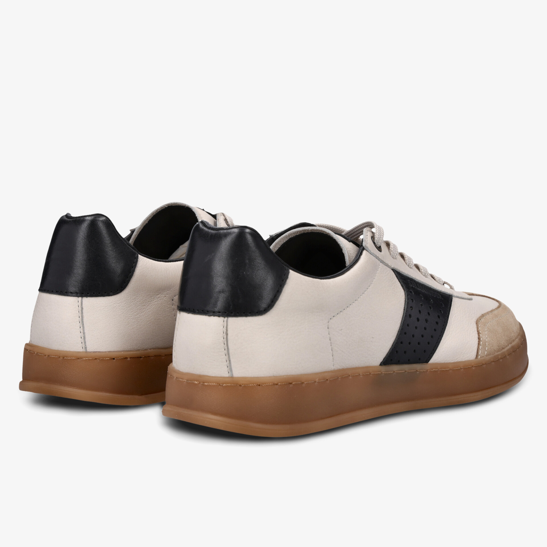 Elegante Sneakers mit schwarzem Kontrasteinsatz und brauner Sohle.