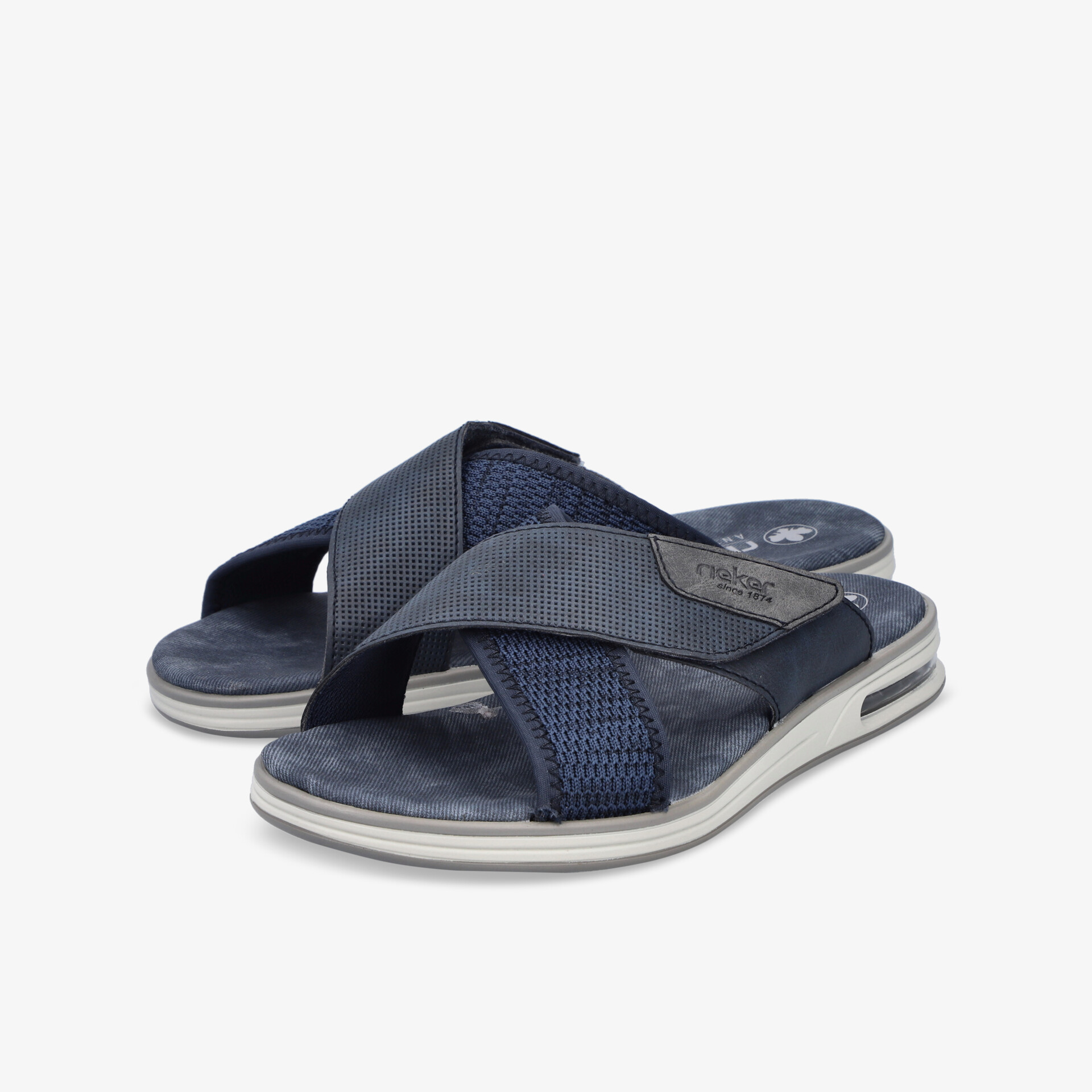 Blaues Paar Hausschuhe mit überkreuzten Riemchen, weichem Fußbett und rutschfester Sohle für bequemen Alltag