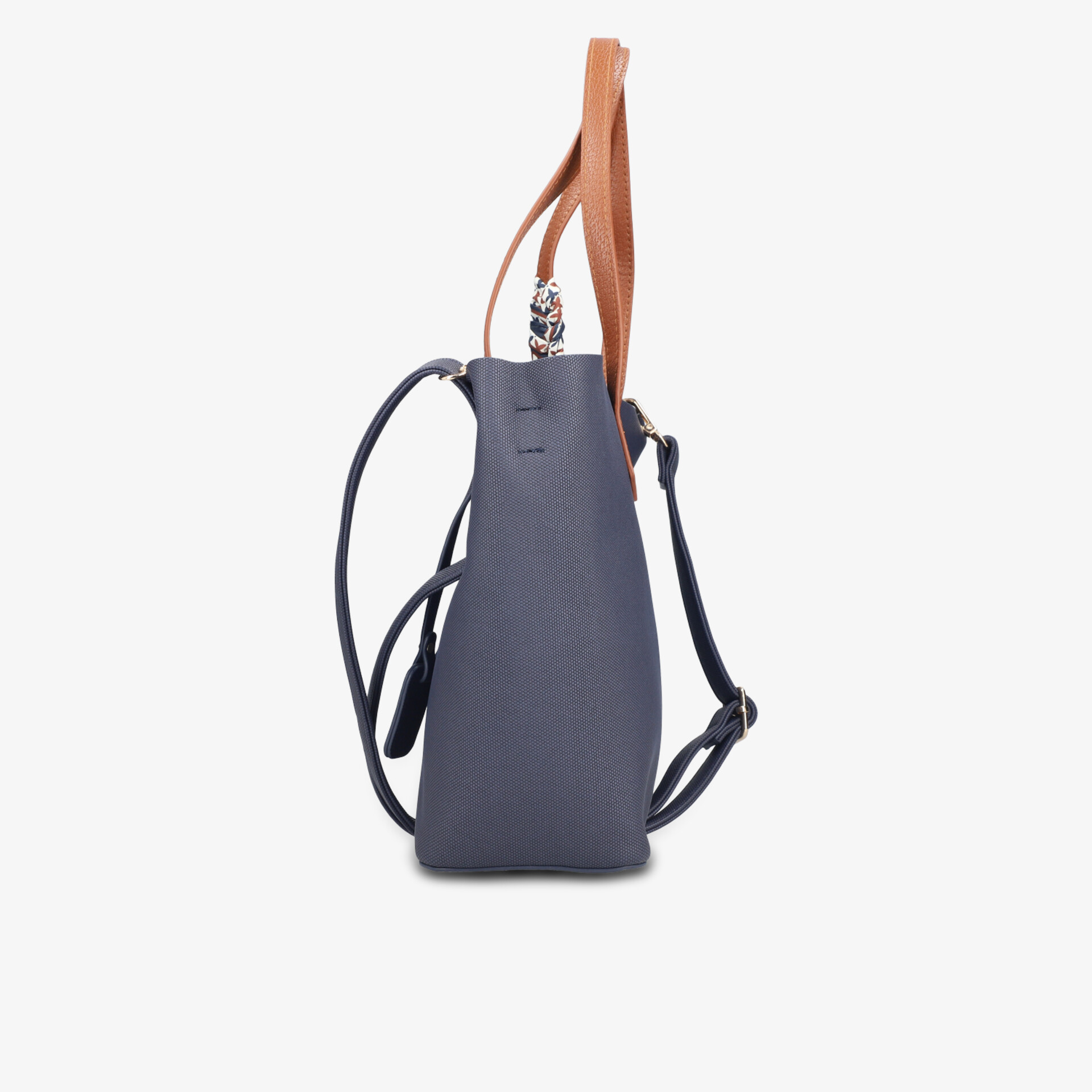 Seitenansicht eines schlanken modernen Rucksacks mit verstellbaren Trägern und robustem Material