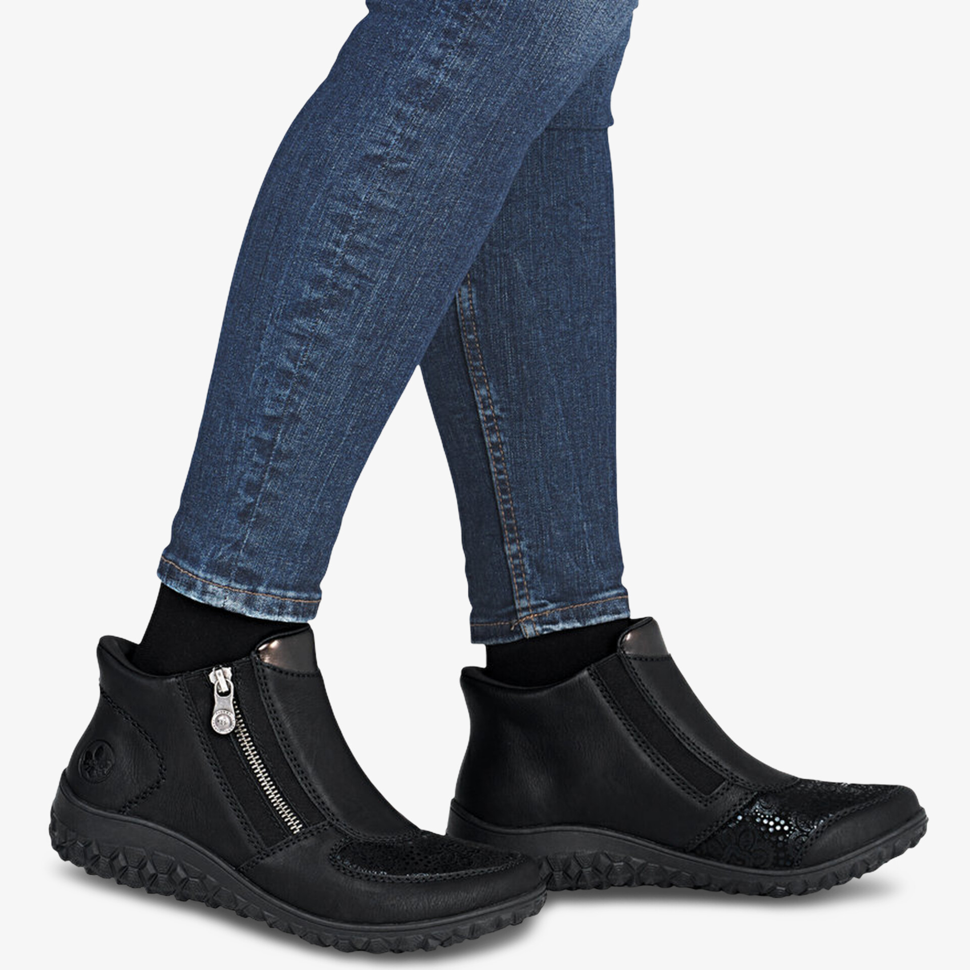 Robuster wasserdichter Outdoor-Schuh mit Reißverschluss und profilierter rutschfester Sohle seitliche Ansicht