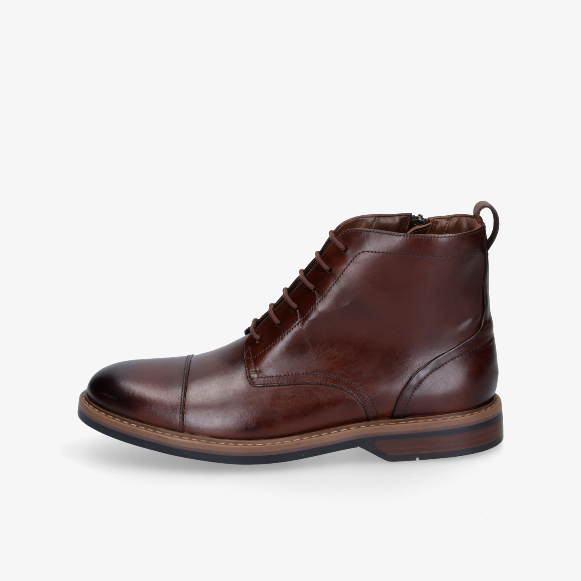 Robuste braune Lederstiefelette in klarer Seitenansicht mit eleganter Schnürung und langlebiger Sohle