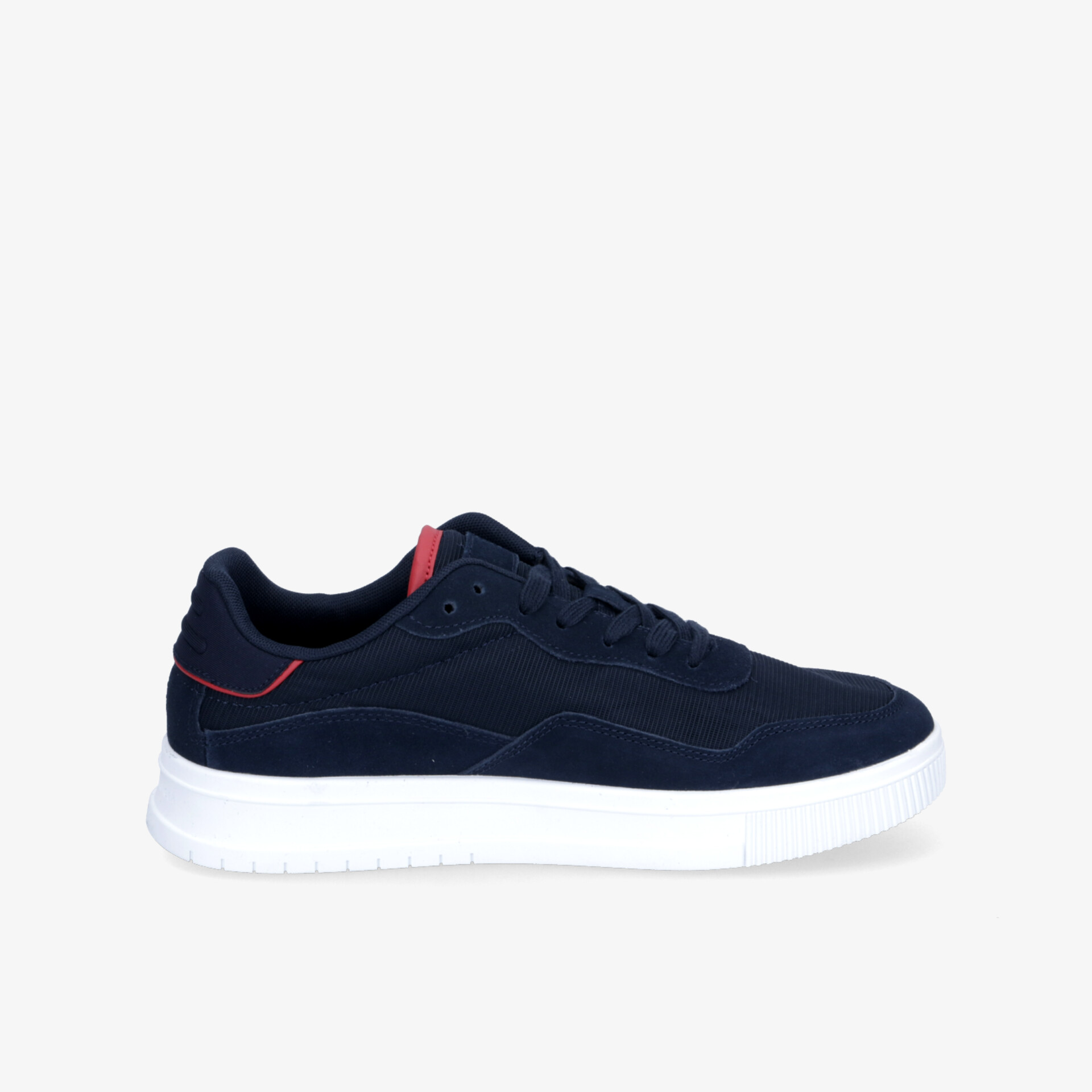 Seitliche Ansicht eines schwarzen Sneakers mit weißer Sohle, leichter und bequemer Alltagsschuh mit rutschfester Sohle