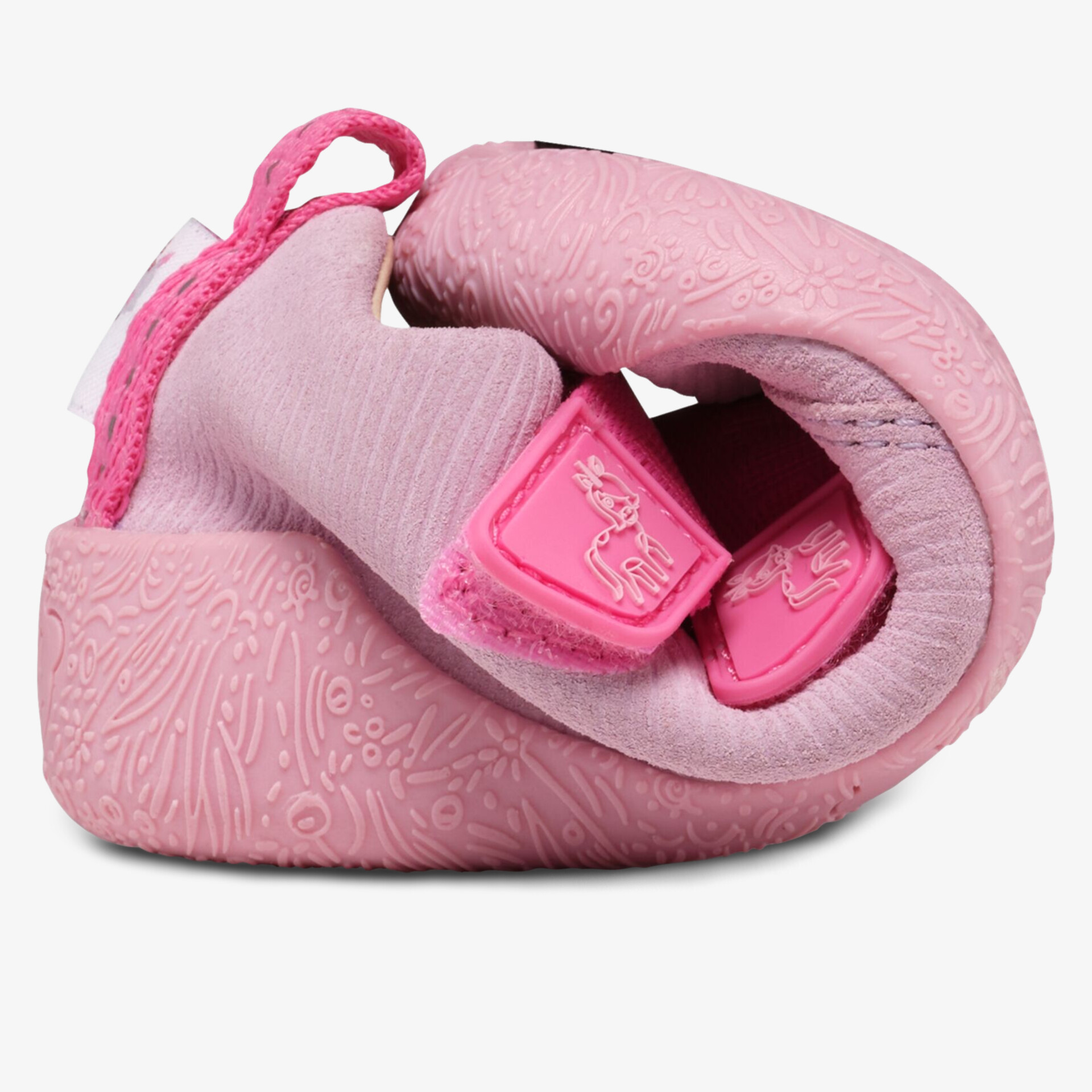 Weicher und flexibler Schuh in gebogener Position für optimalen Tragekomfort und Beweglichkeit