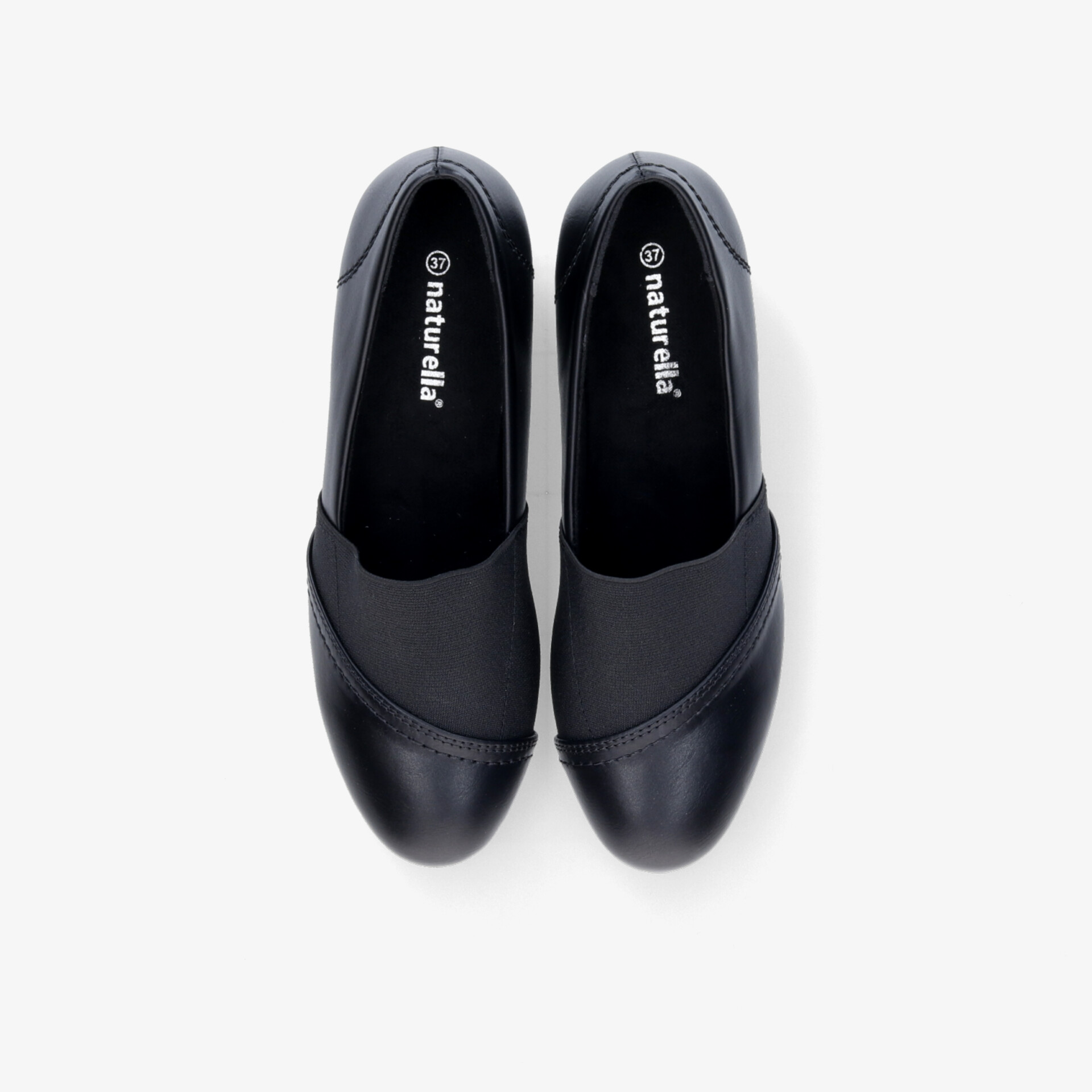 Schwarze Slipper mit elastischen Einsätzen und rutschfester Sohle, bequem und leicht von oben fotografiert