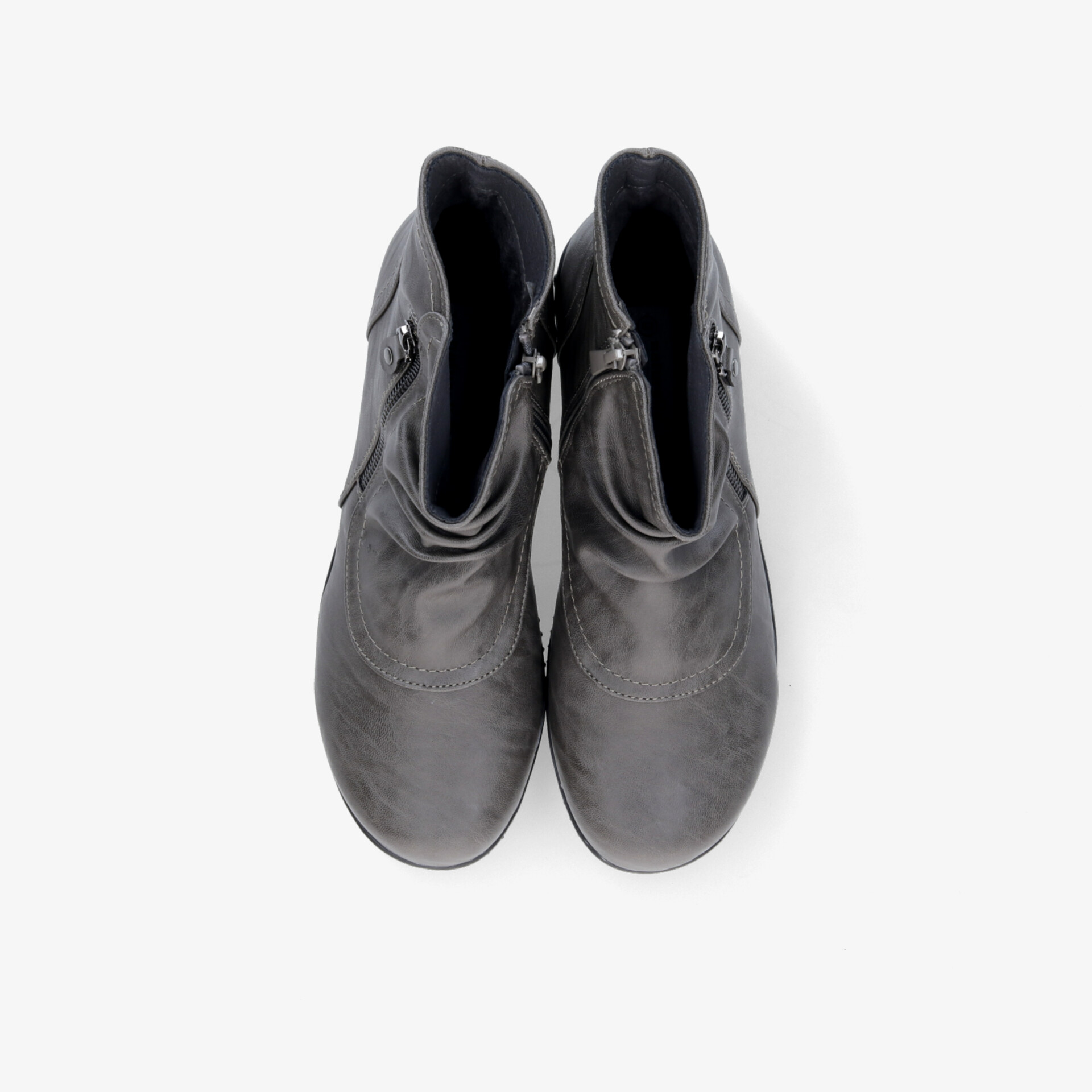 Obersicht auf ein Paar schwarze Boots mit Reißverschluss, robustem und stilvollem Design für vielseitigen Komfort