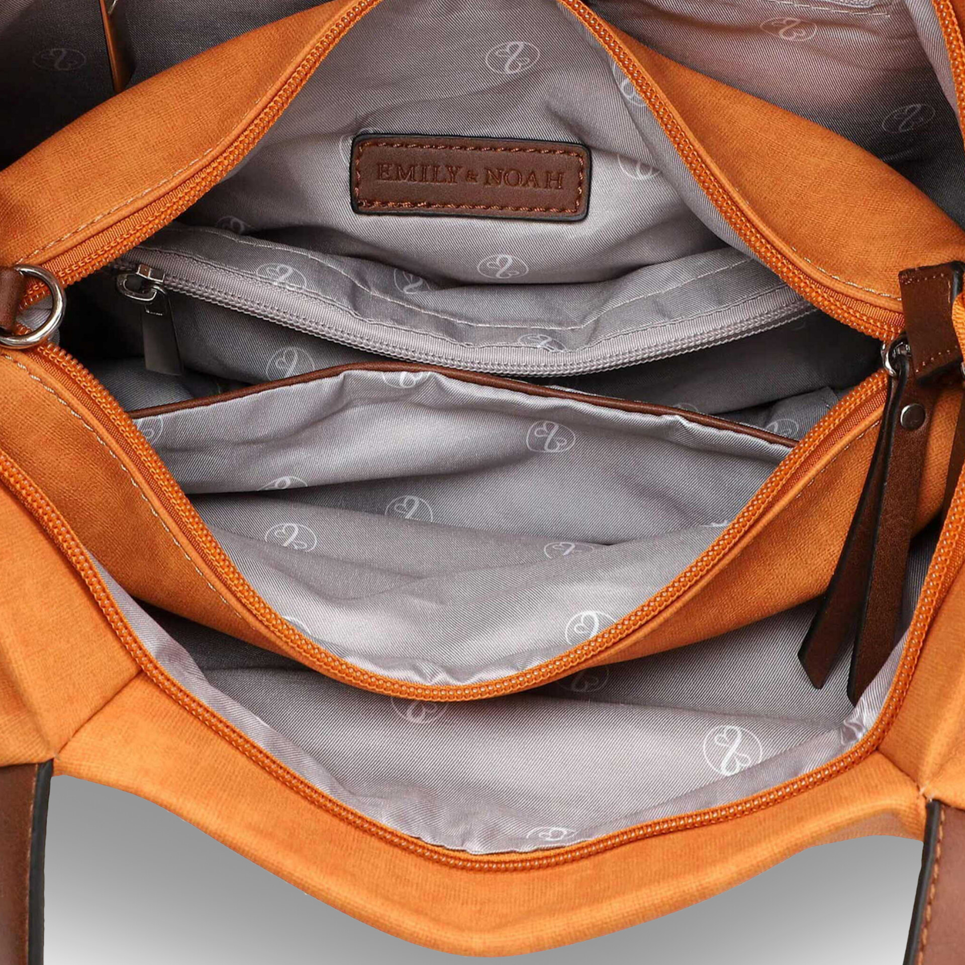 Innenansicht mit mehreren Reißverschlussfächern und geräumigem, gut organisierten Innenraum