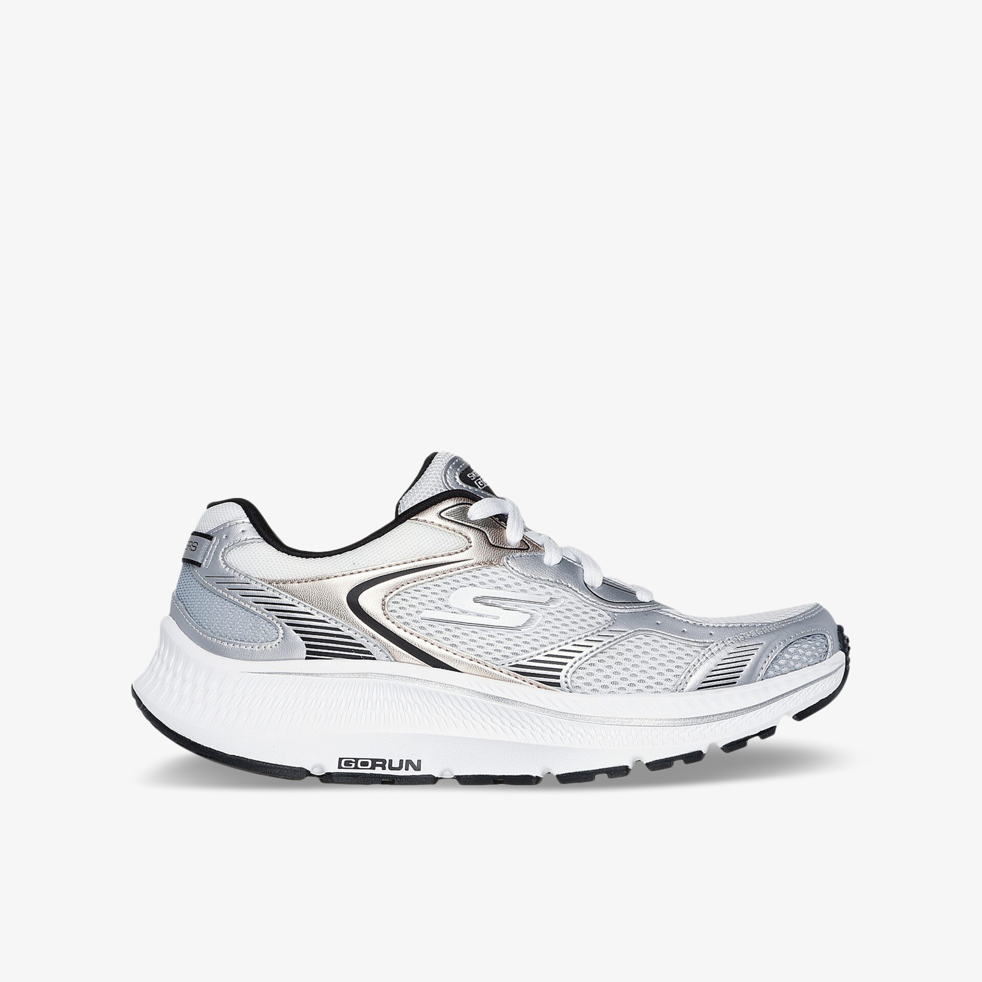 Silberner Laufschuh mit atmungsaktivem Mesh, bequemer Polsterung und rutschfester Sohle in klarer Seitenansicht