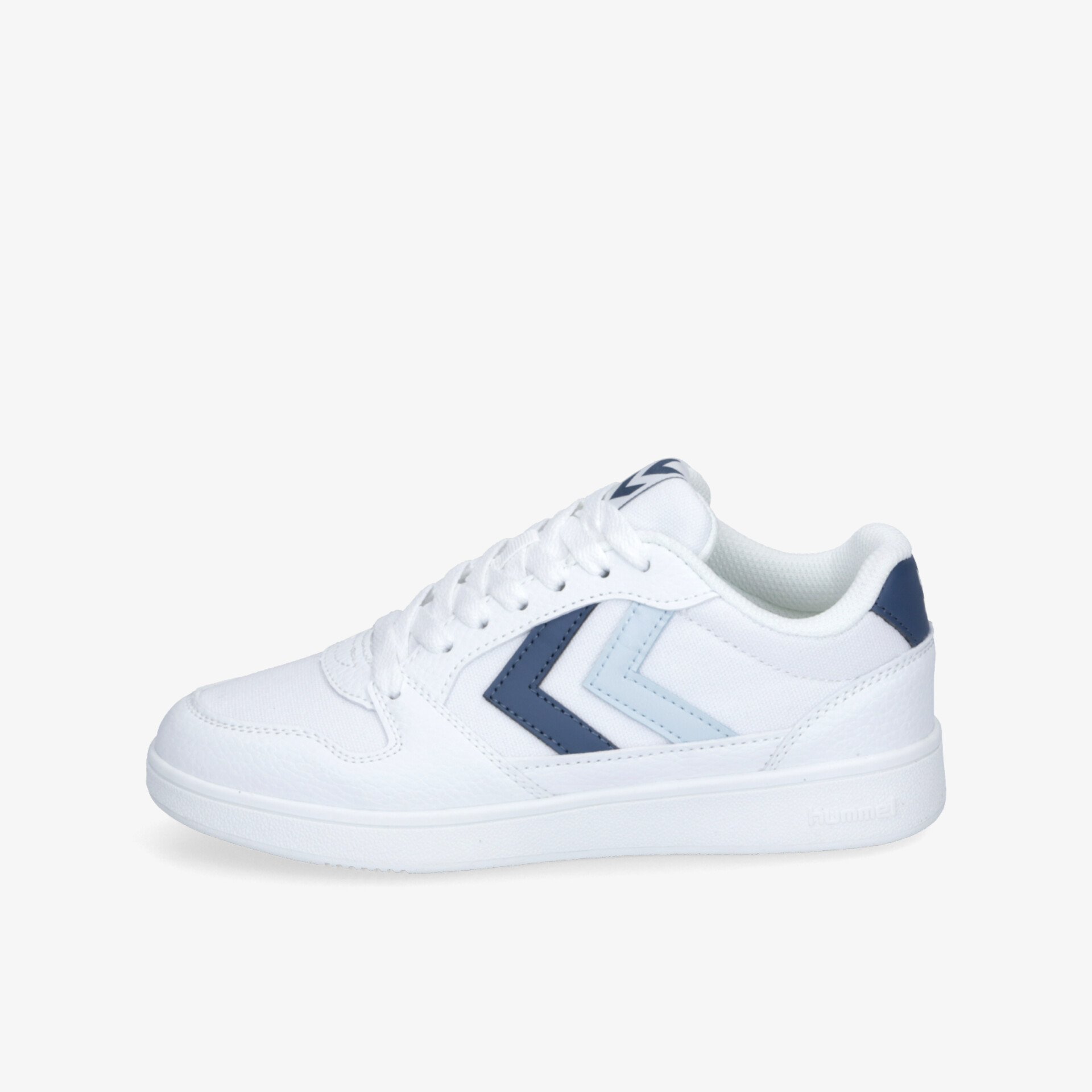 Moderner weißer Sneaker mit komfortabler Passform und sportlichem Design seitlich fotografiert