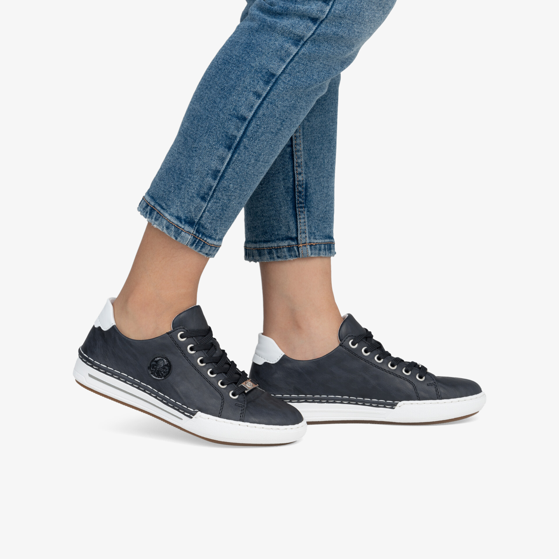 Schwarze Sneaker mit Schnürung, bequem getragen, rutschfeste profilierte Sohle, modischer Freizeitlook