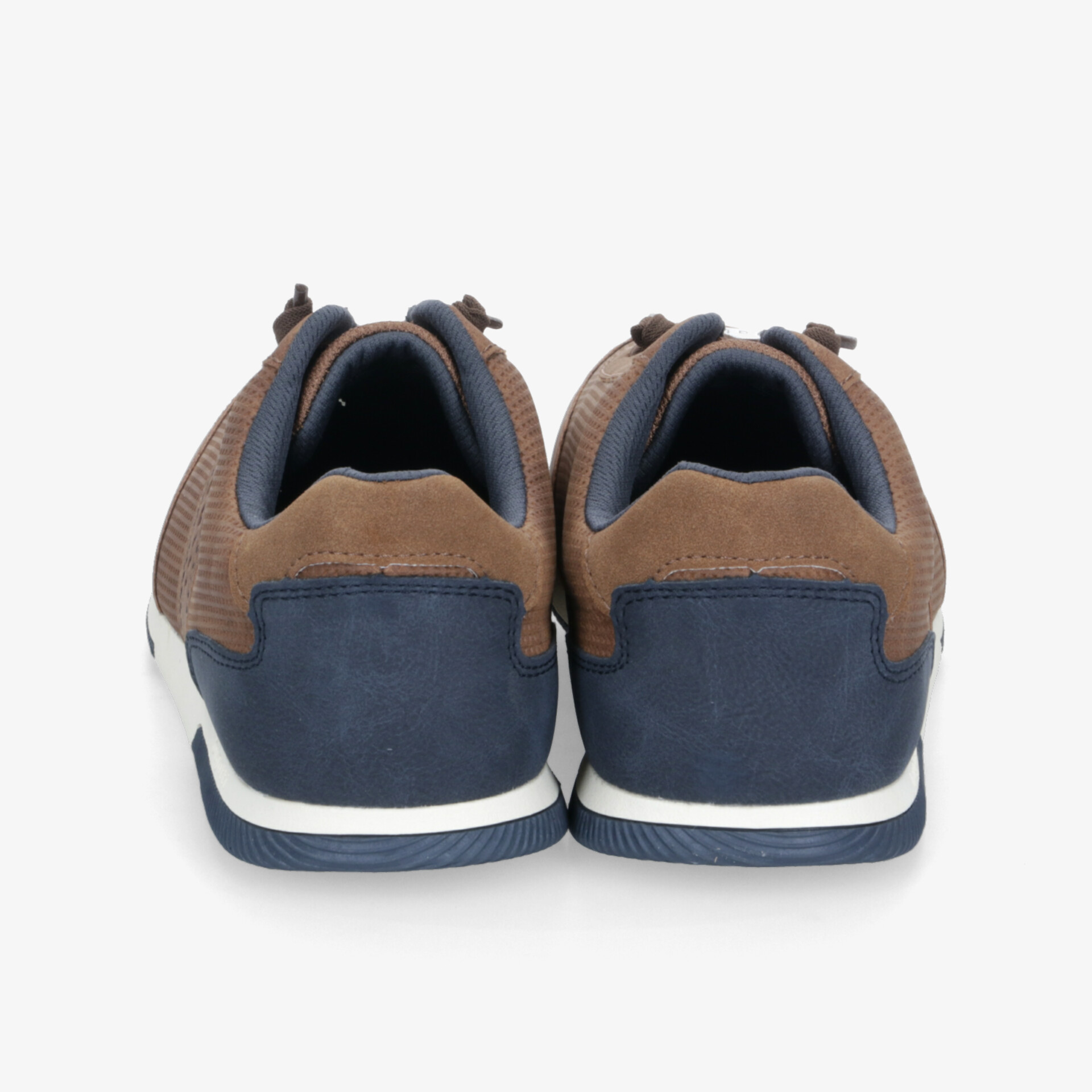 Rückansicht von blauen und braunen Sneakern mit gepolstertem Innenfutter und rutschfester Sohle