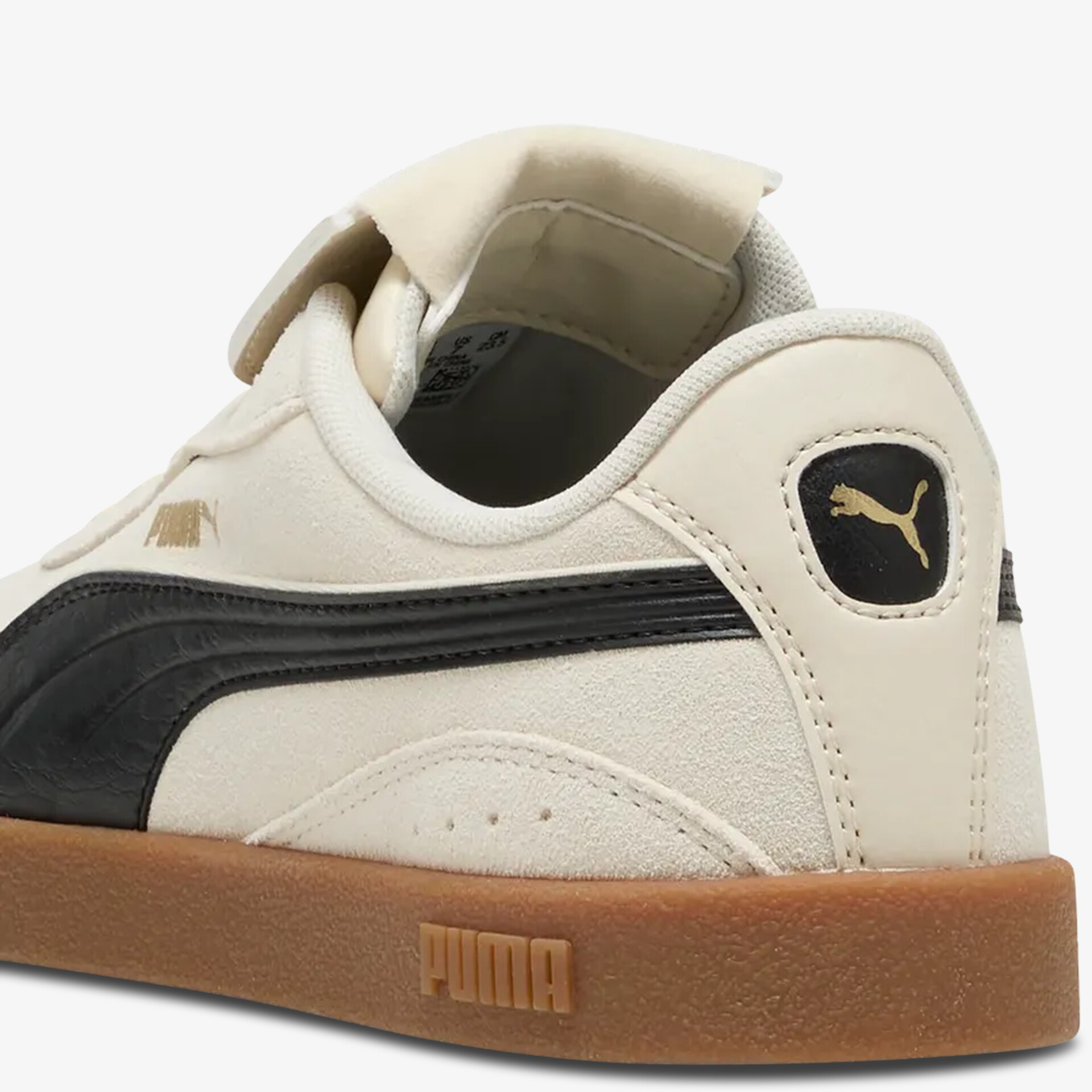 Beiger Sneaker mit schwarzem PUMA-Formstreifen und brauner Gummisohle, Detailansicht der Ferse