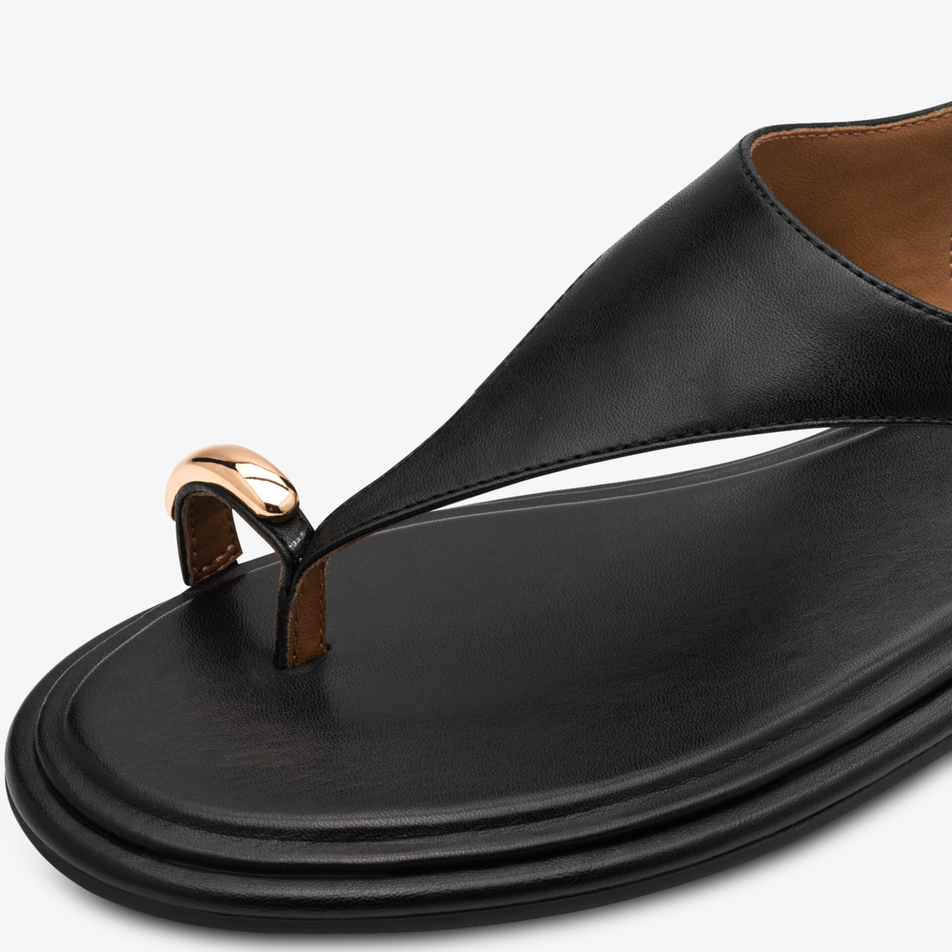 Eleganter schwarzer Ledersandale mit goldfarbenem Zehensteg, komfortabel und modisch