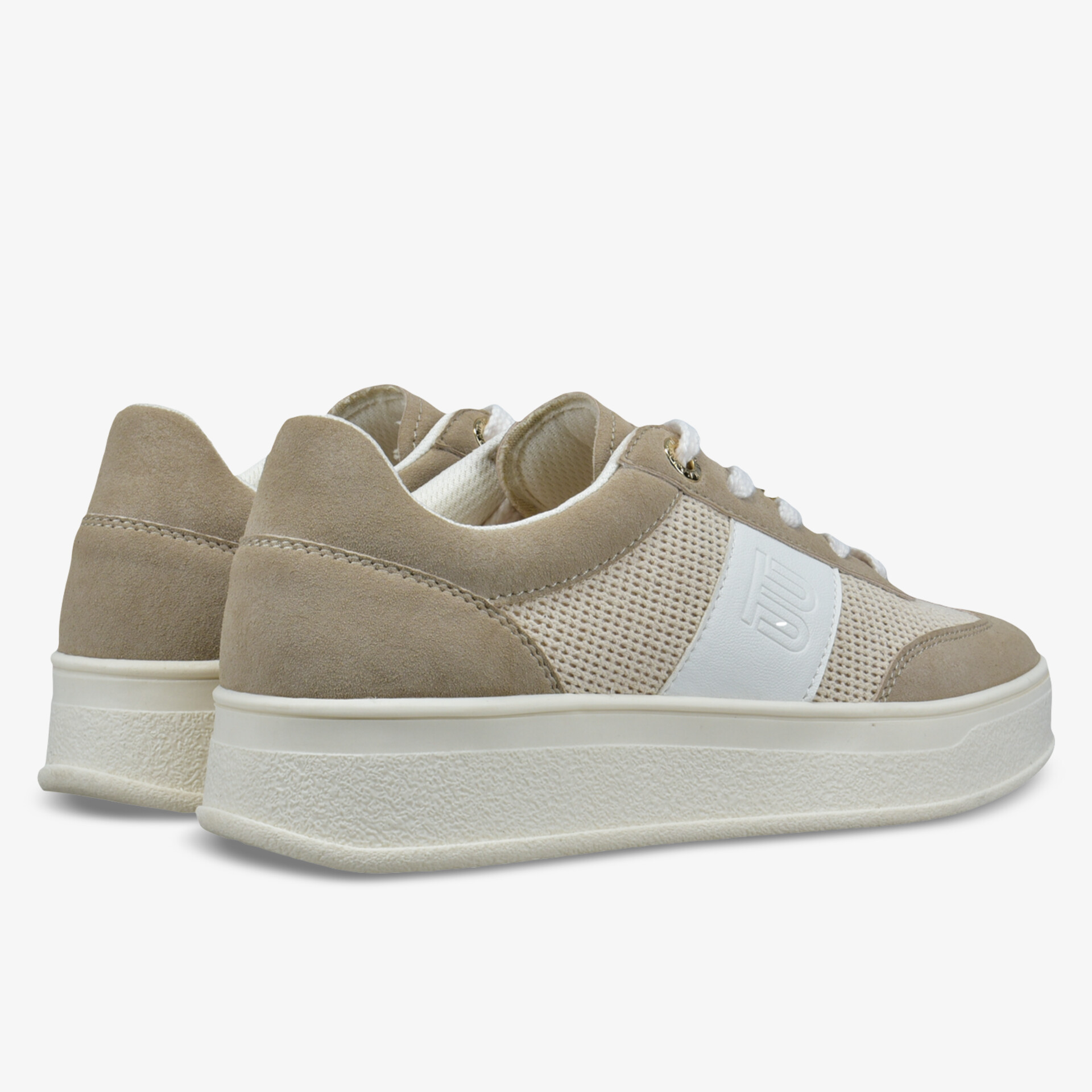 Moderne beige Sneaker mit weißem Akzent und bequemer Sohle, ideal für Freizeit und urbane Abenteuer.
