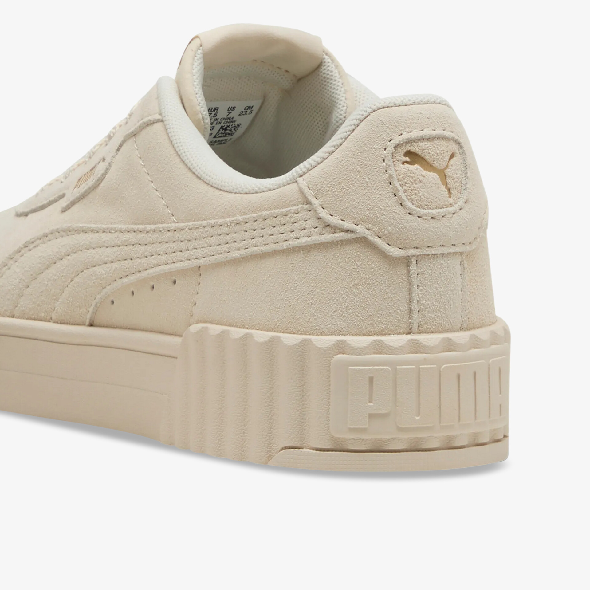 Detailaufnahme eines beigen Puma Sneakers mit gut sichtbarem Logo und robuster, komfortabler Sohle