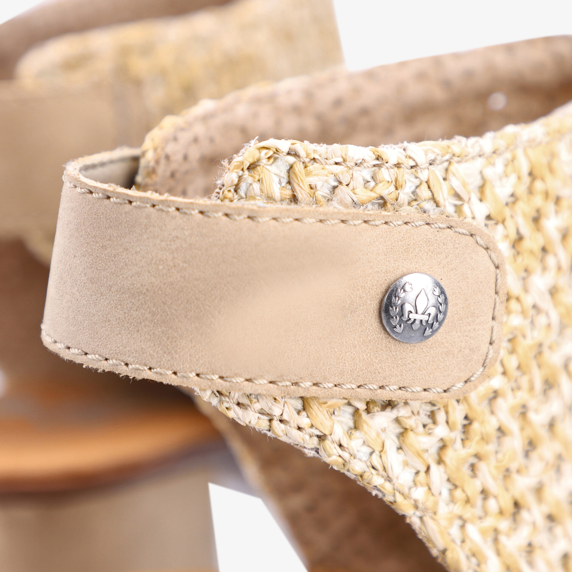 Nahaufnahme eines hochwertigen Schuhriemens mit feiner Naht und dezentem Metallknopf