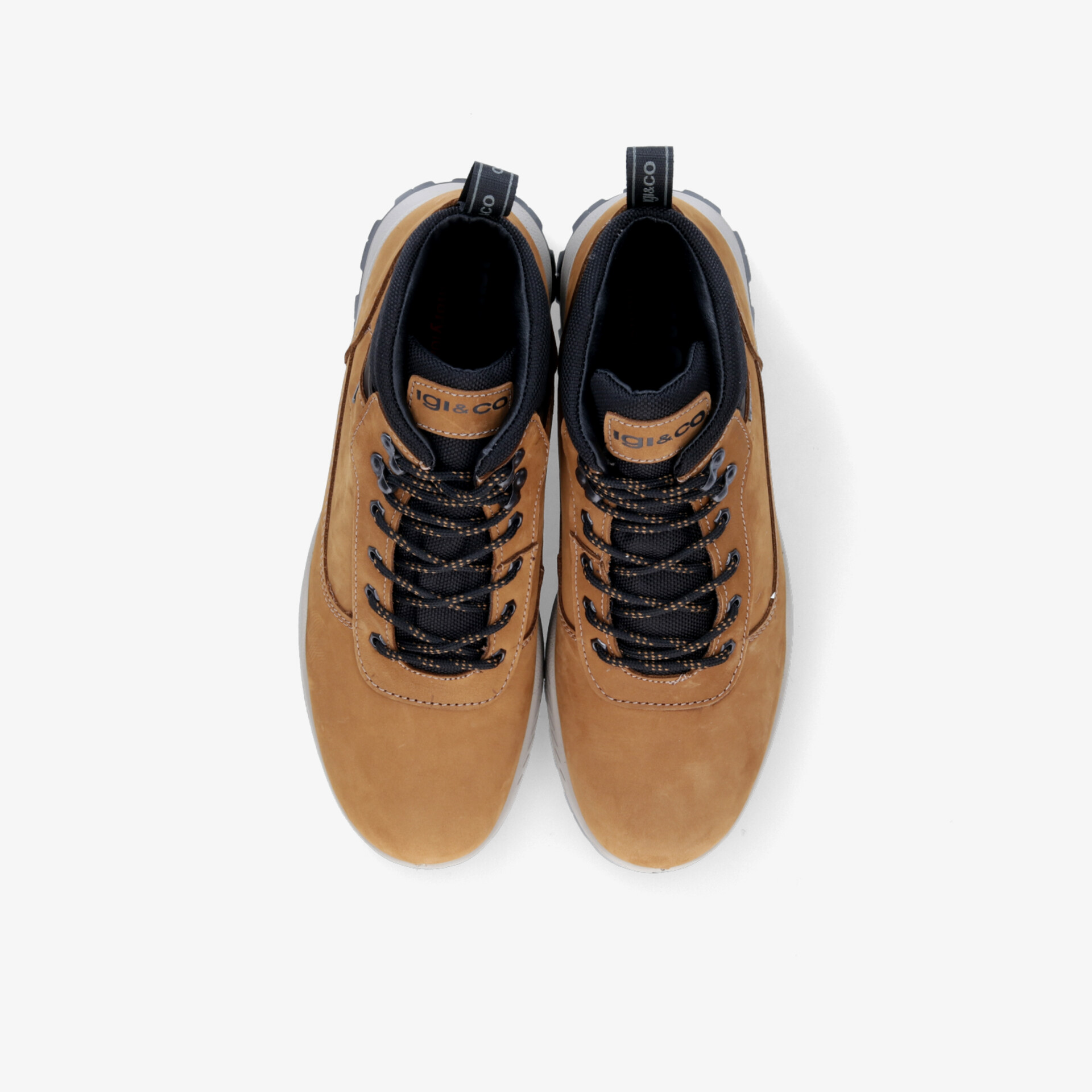 Top-Down Ansicht bequemer robuster Wanderschuhe mit gepolstertem Schaft und griffiger Sohle