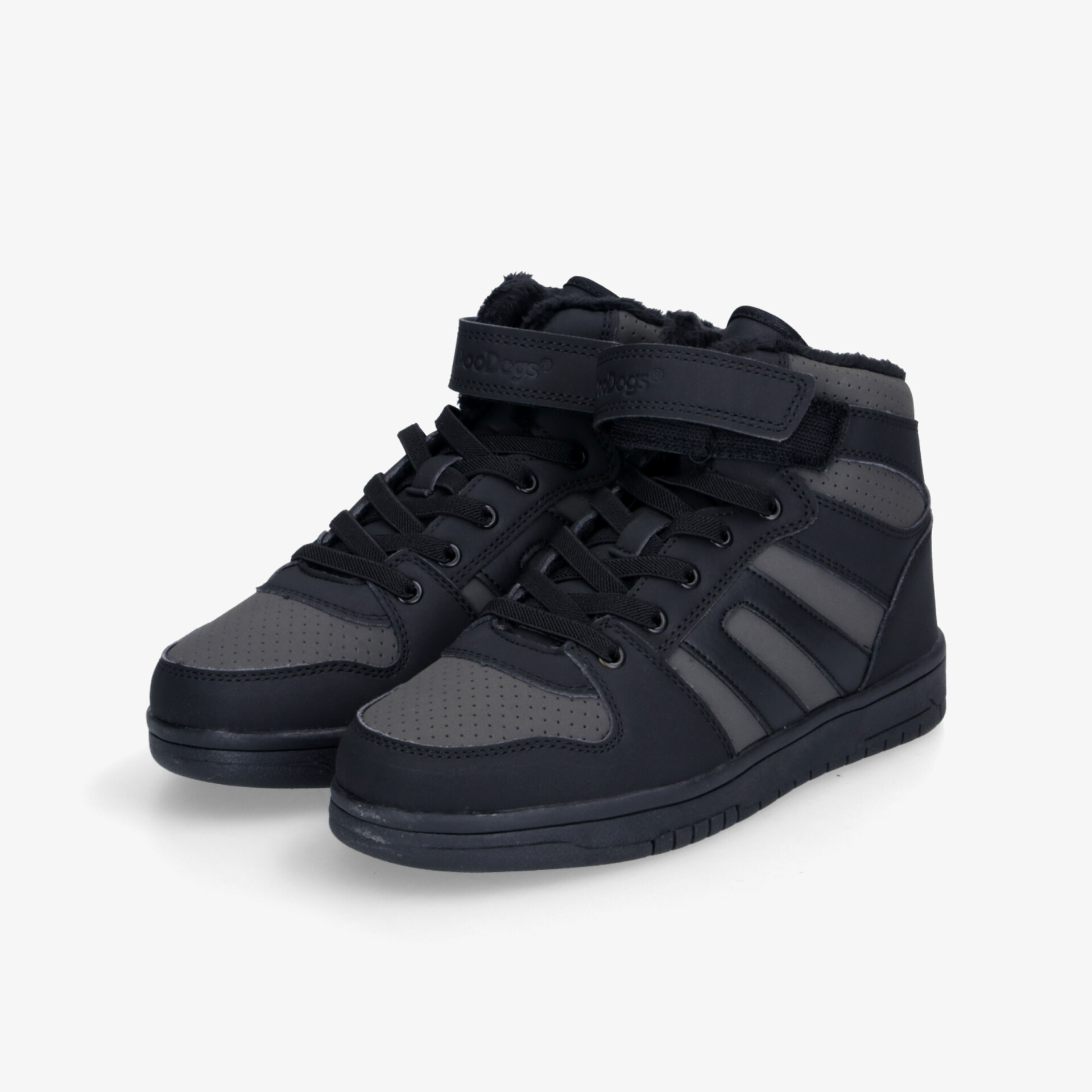 Modernes paar hochwertiger Sneakers mit bequemer Passform und langlebigem Material in schräger Frontansicht