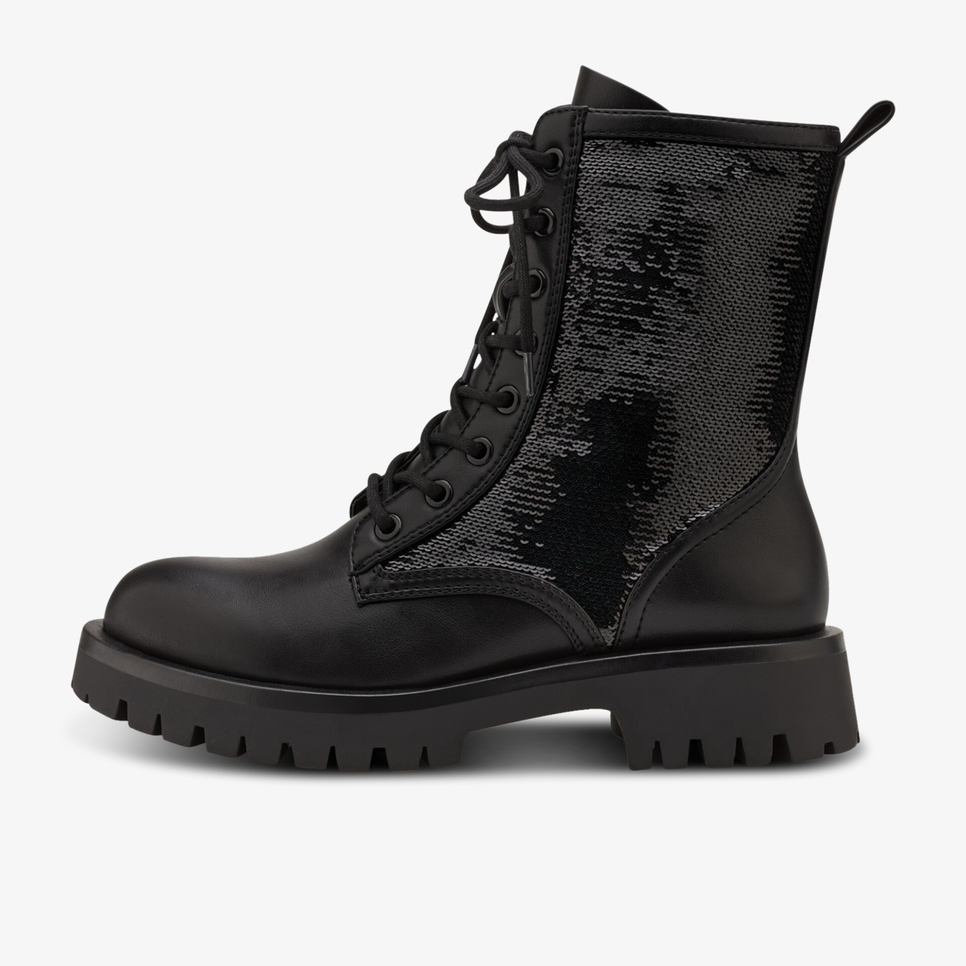 Eleganter schwarzer Stiefel mit glänzender Oberfläche und robuster, rutschfester Sohle für stilvolles Auftreten.