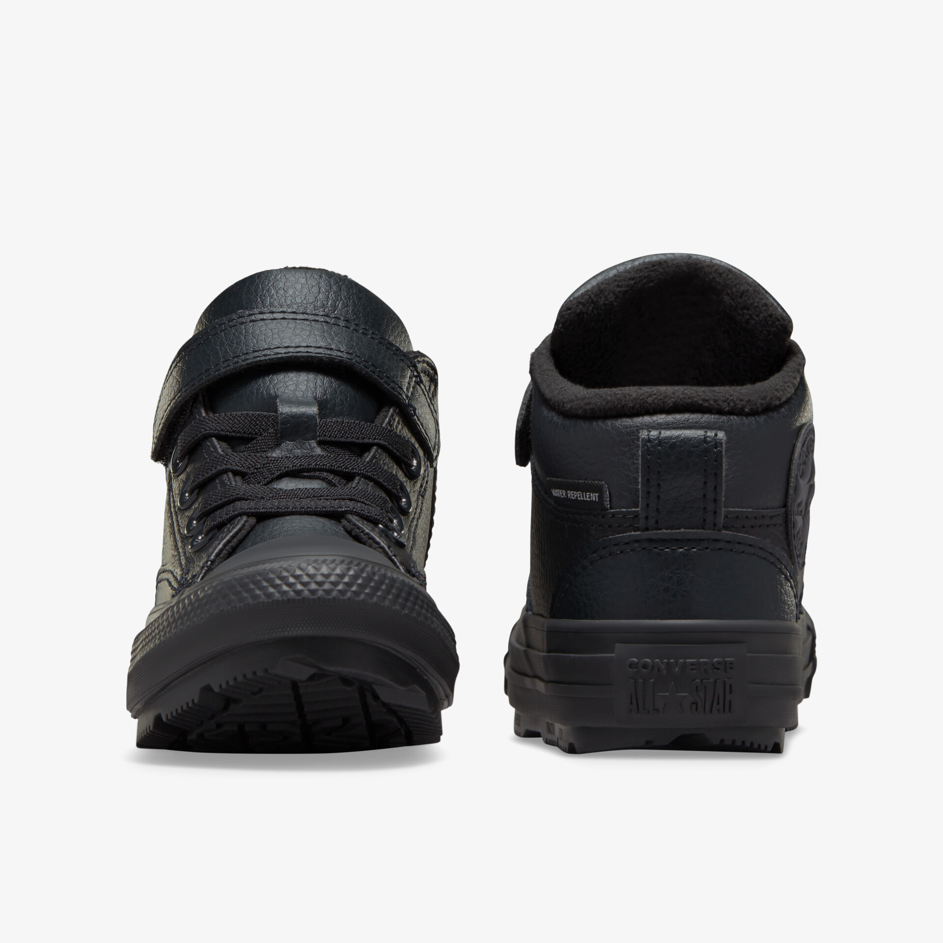 Schwarzer Schuh mit verstellbarem Verschluss und robuster Sohle, Vorder- und Rückansicht.