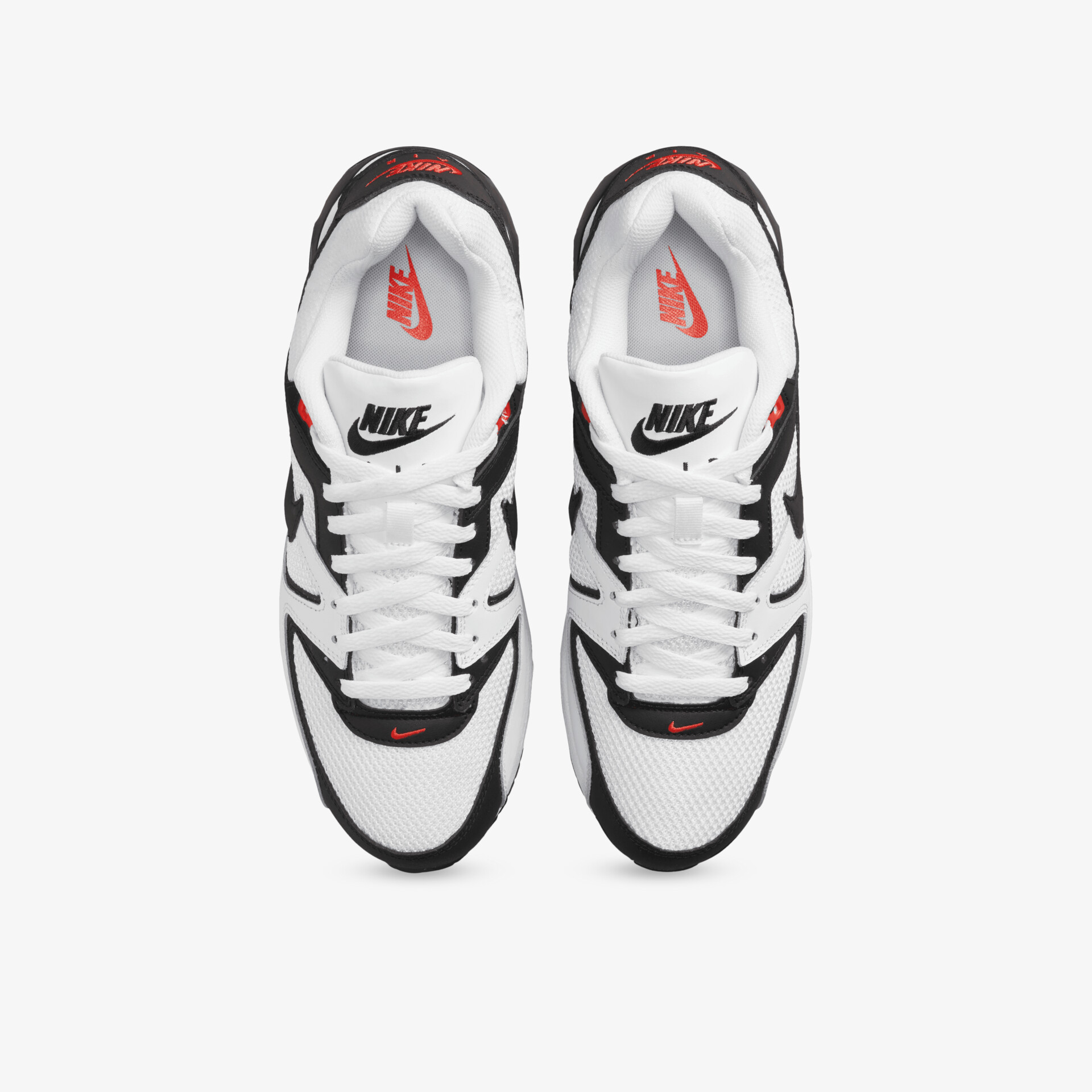 Weißer und schwarzer Nike Sneaker mit roten Akzenten, atmungsaktiv und komfortabel, modernes sportliches Design