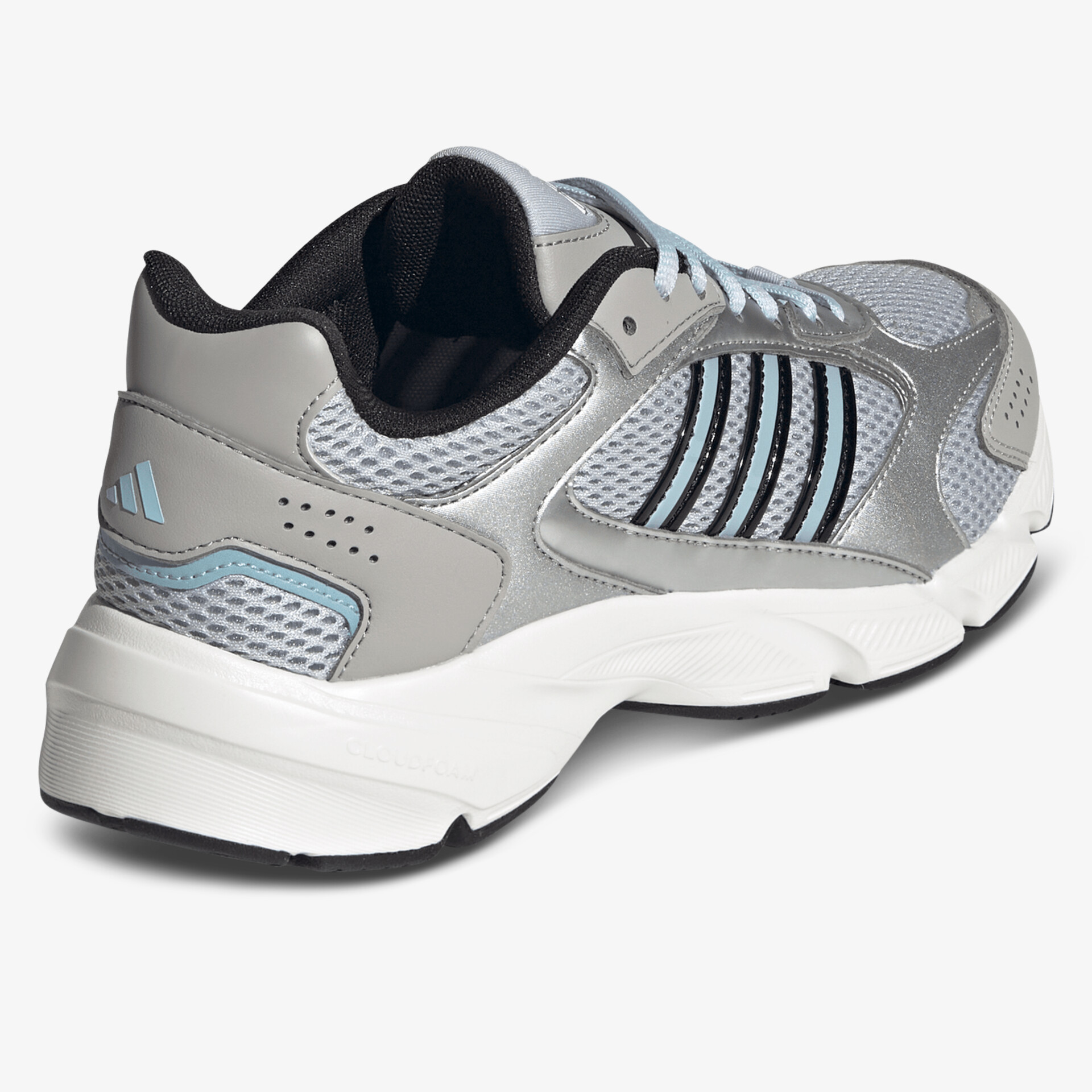 Moderner Sportschuh mit atmungsaktivem Mesh, gepolstertem Schaft und rutschfester, gedämpfter Sohle seitlich sichtbar