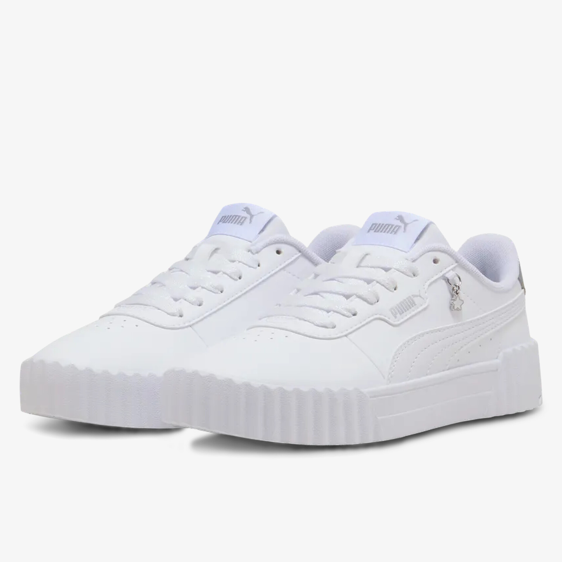 Weißes, sportliches Sneaker-Paar mit hoher Trittfestigkeit und modernem Design