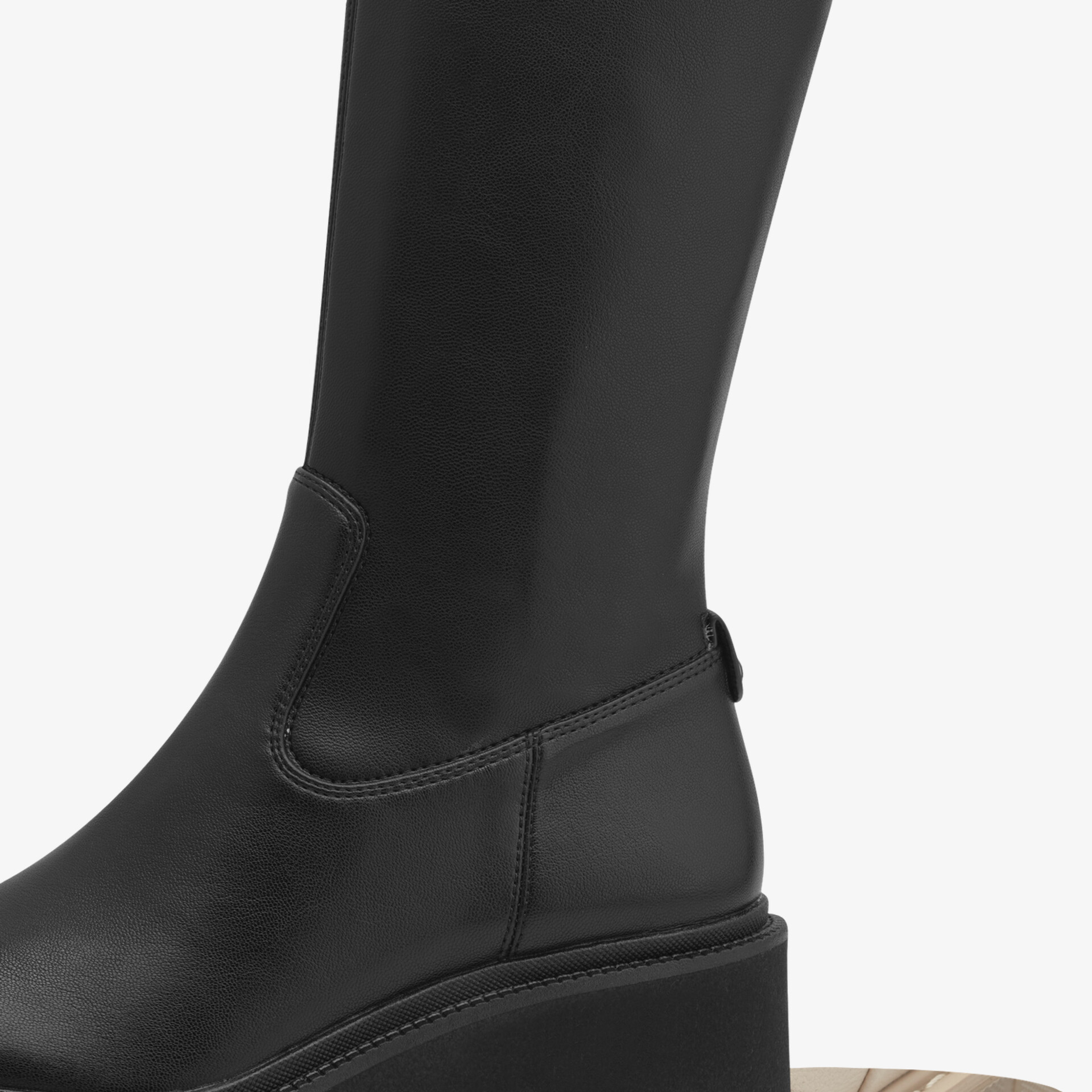 Nahaufnahme eines hochwertigen Schuhs mit glatter Oberfläche und stabilem Absatz aus elegantem Design