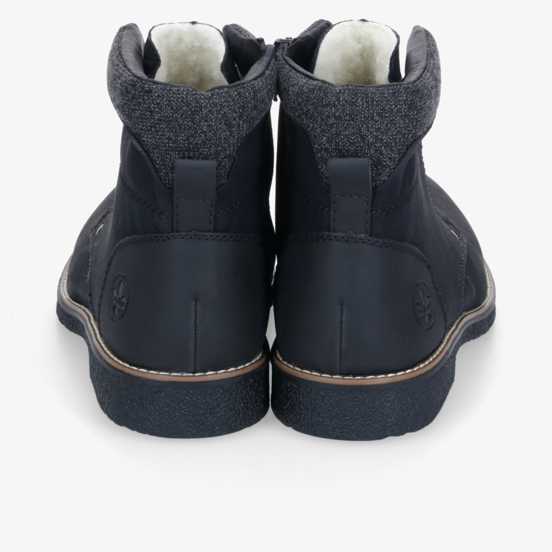 Robuster schwarzer Winterstiefel mit warmer Innenfütterung, stabiler Sohle und bequemem Schaftrand, Rückansicht