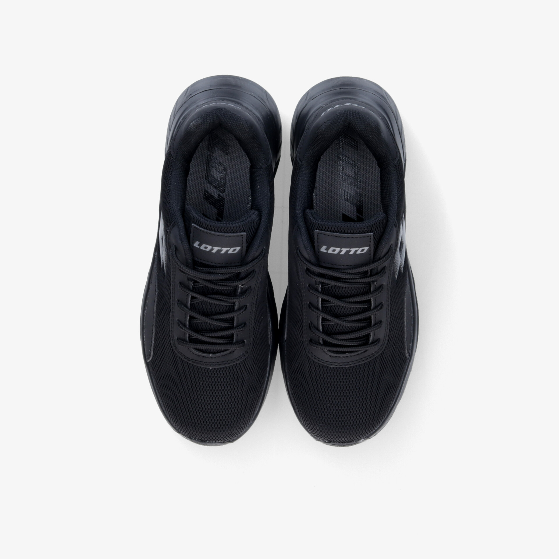 Schwarzes Sneaker-Paar in Draufsicht, sportlich und bequem mit atmungsaktivem Material und rutschfester Sohle