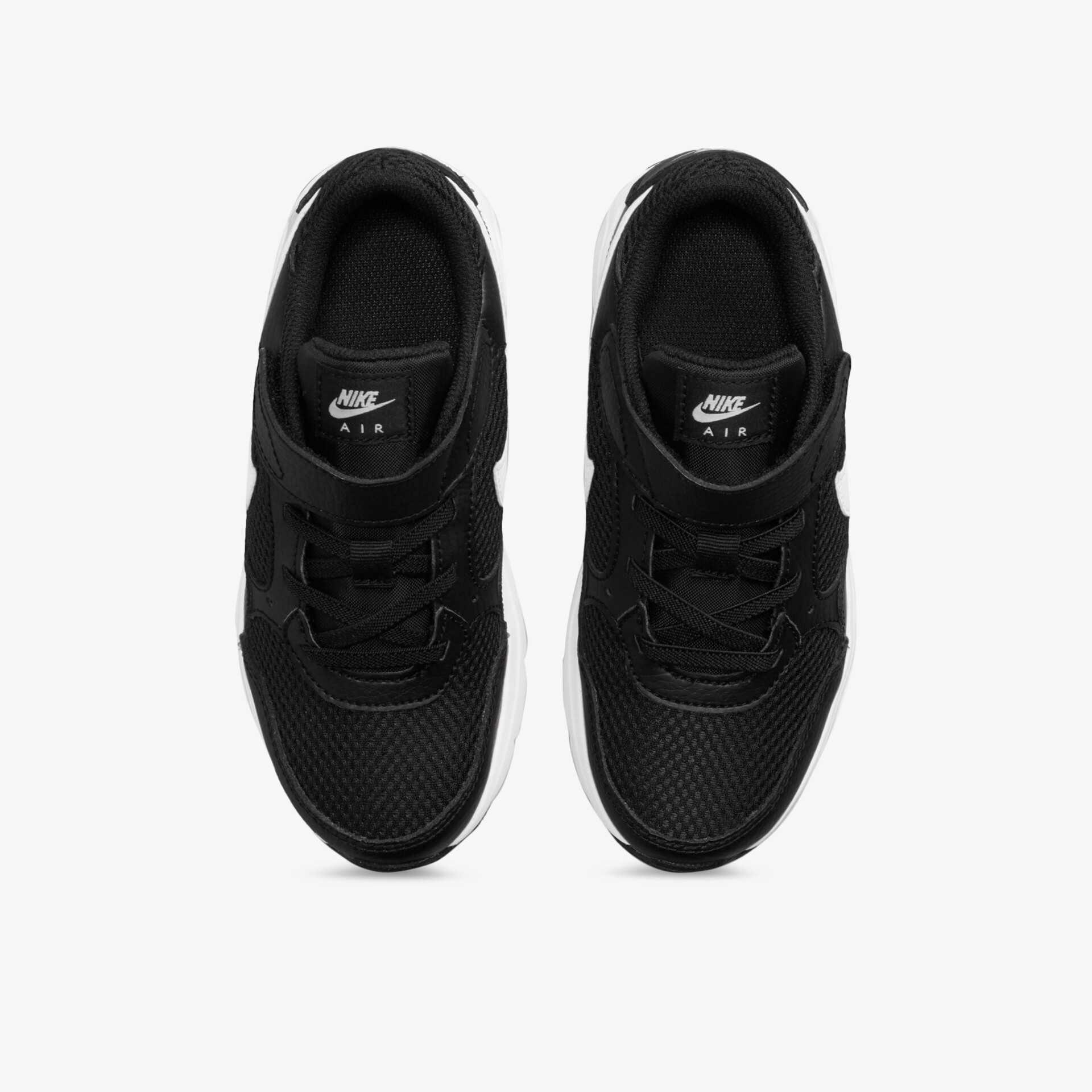 Schwarze Schuhe mit moderner Form und hochwertiger Verarbeitung aus der Vogelperspektive.