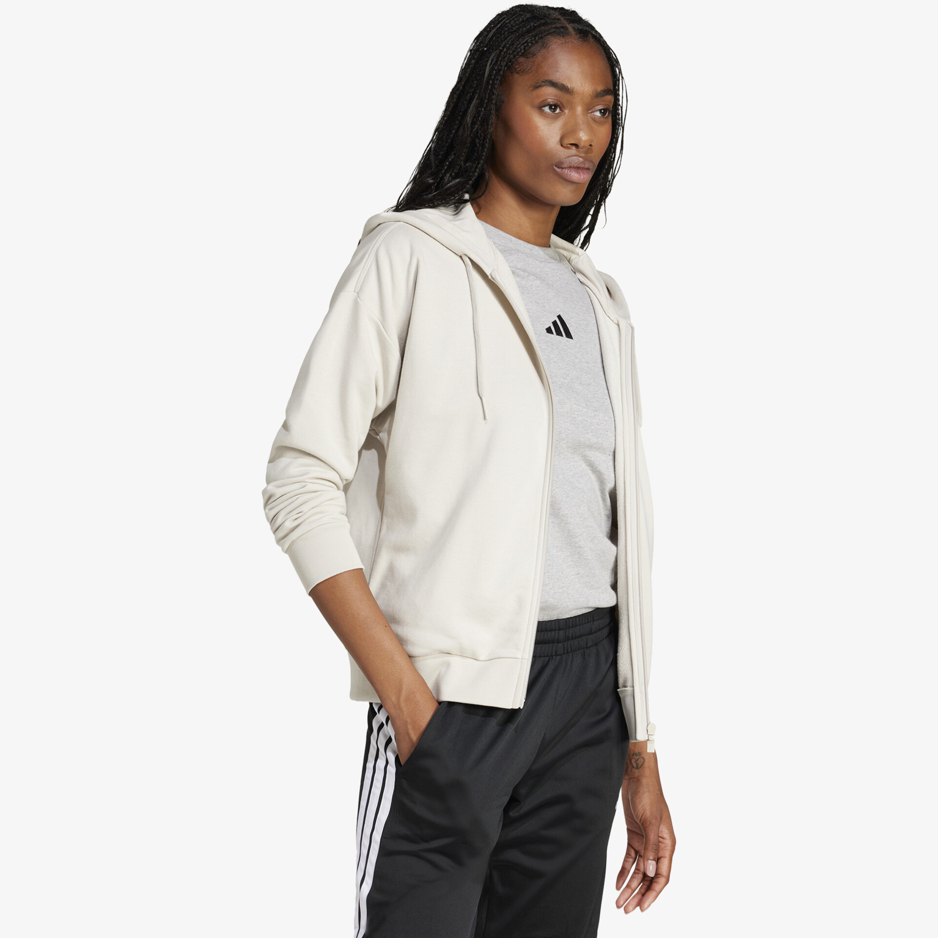 Modisches Outfit mit leichter Kapuzenjacke, T-Shirt und Jogginghose, ideal für Sport und Freizeitaktivitäten