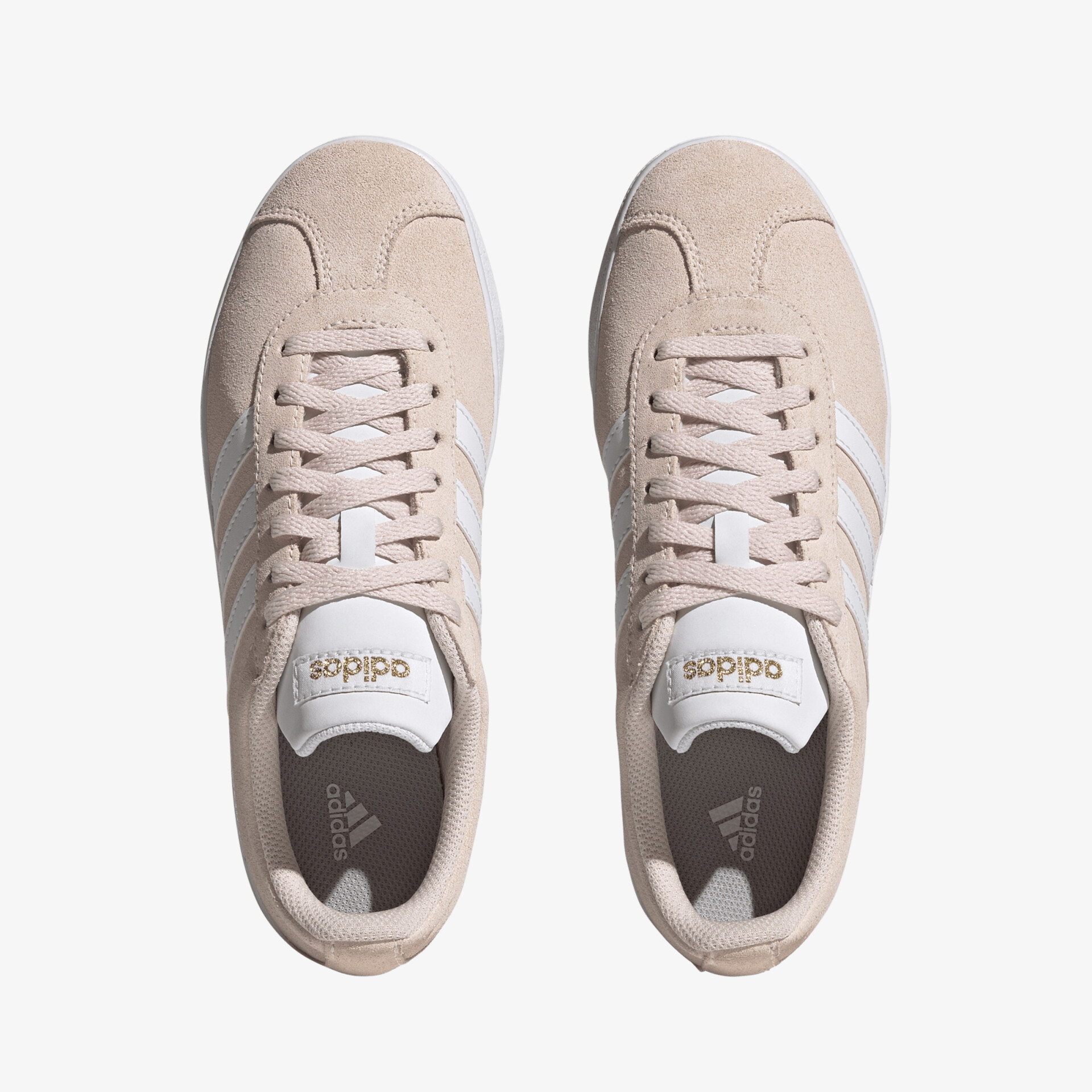Stylische beige Sneaker mit klassischen Streifen, perfekt für den täglichen Komfort und modernen Freizeitlook.