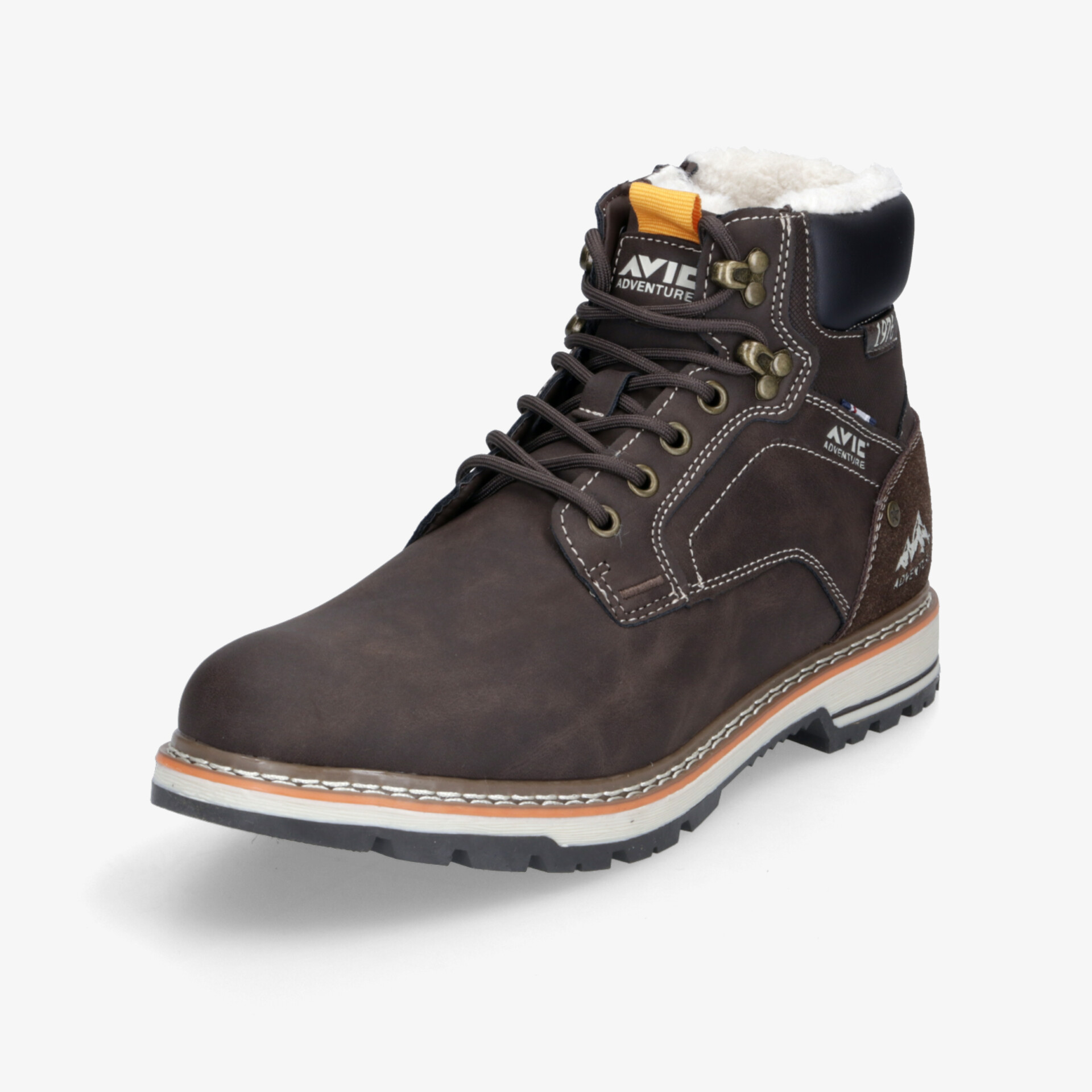 Strapazierfähiger, warm gefütterter Stiefel mit rutschfester Sohle und robustem Design in schräger Frontansicht