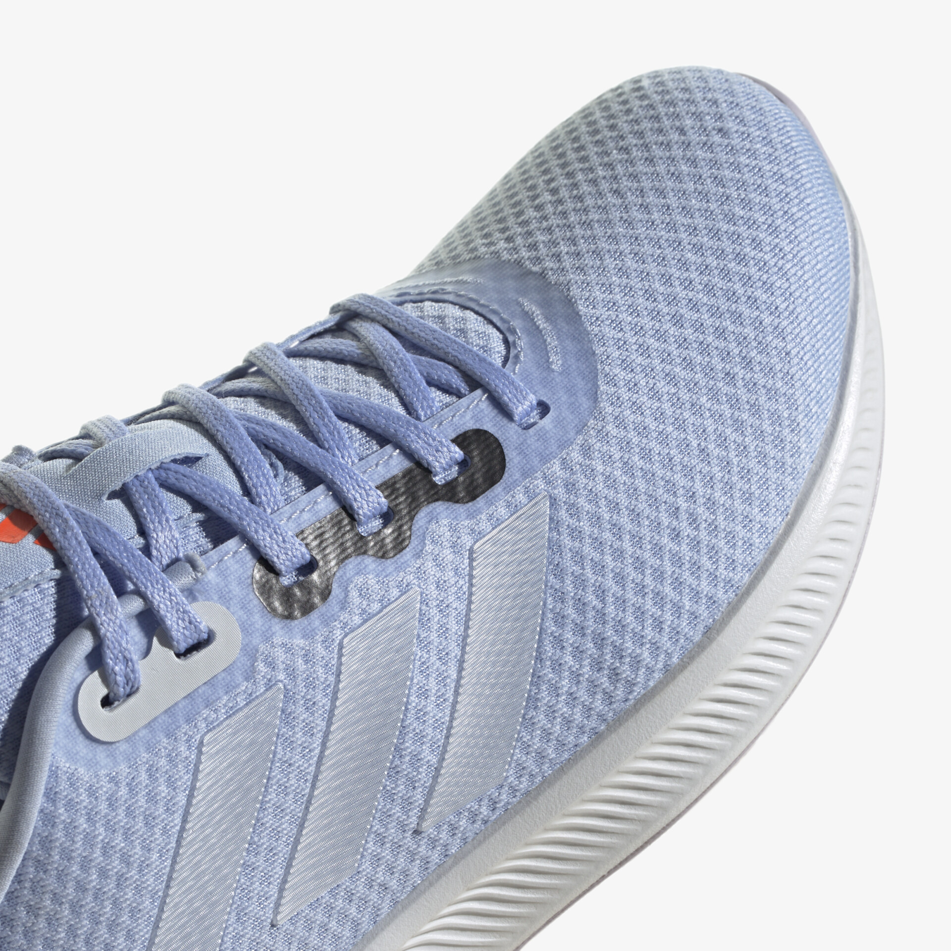 Leichter, sportlicher Schuh mit atmungsaktivem Mesh-Obermaterial und flexibler Sohle für optimalen Komfort.