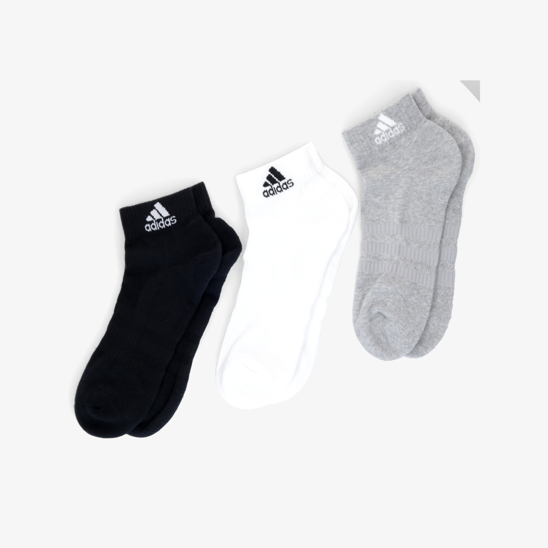 Adidas Socken im 3er-Pack in Schwarz, Weiß und Grau, ideal für Sport und Alltag, knöchelhoch und komfortabel.