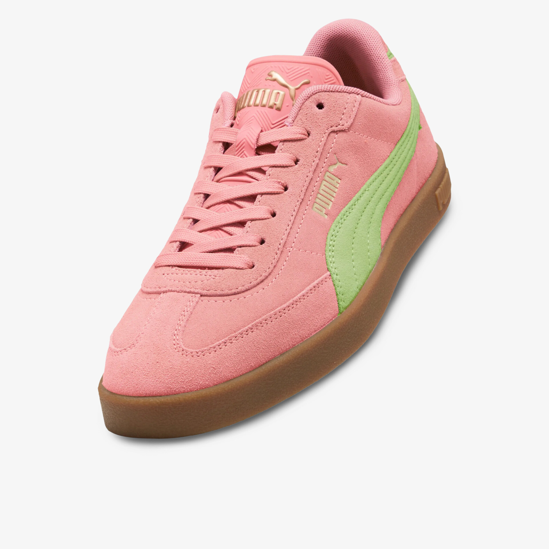 Rosafarbener Sneaker aus Veloursleder mit grüner Ziernaht und brauner Gummisohle, sportliches Design mit Schnürverschluss