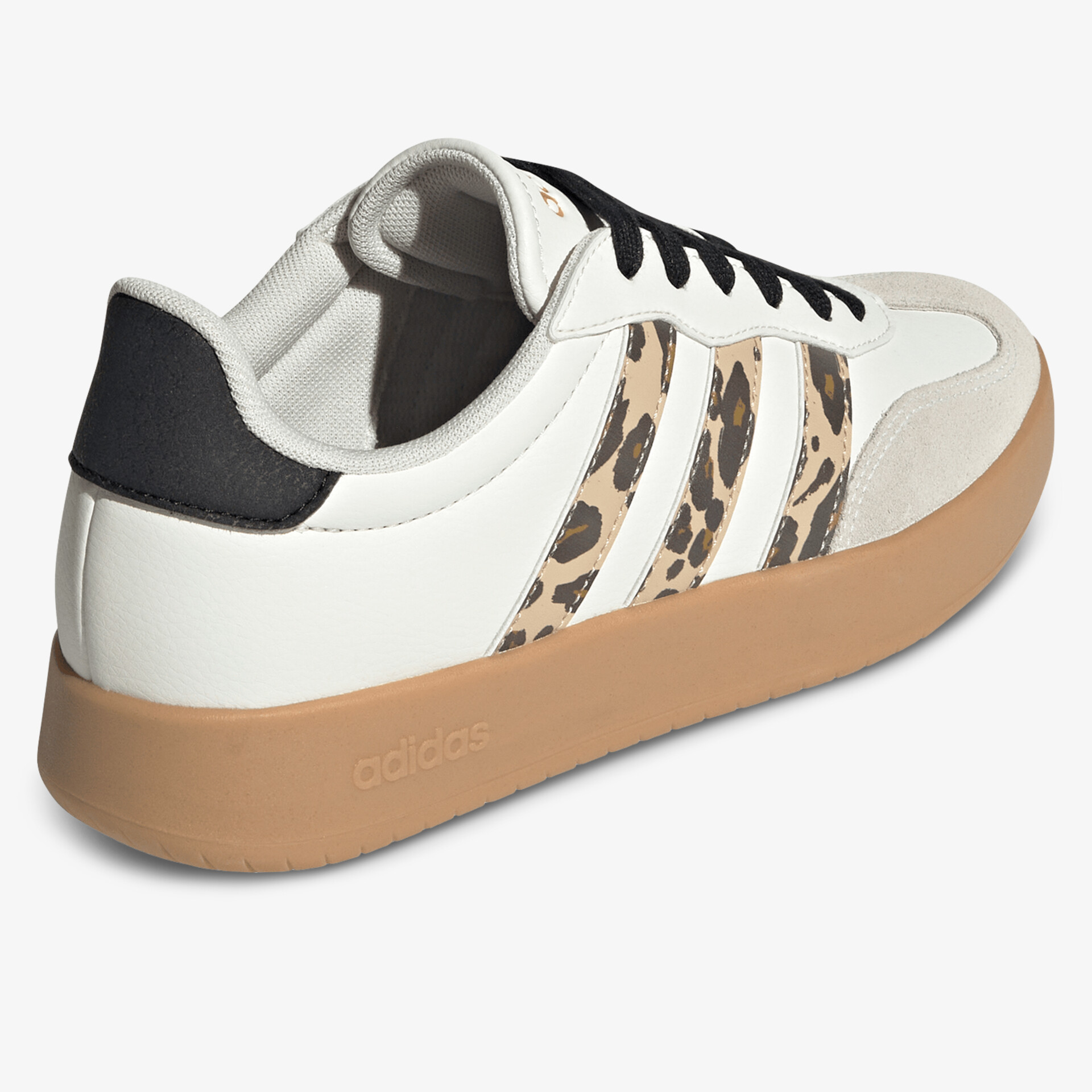 Seitliche Ansicht eines weißen Sneakers mit Leo-Print Streifen und gumfarbener Sohle, sportlich und modisch