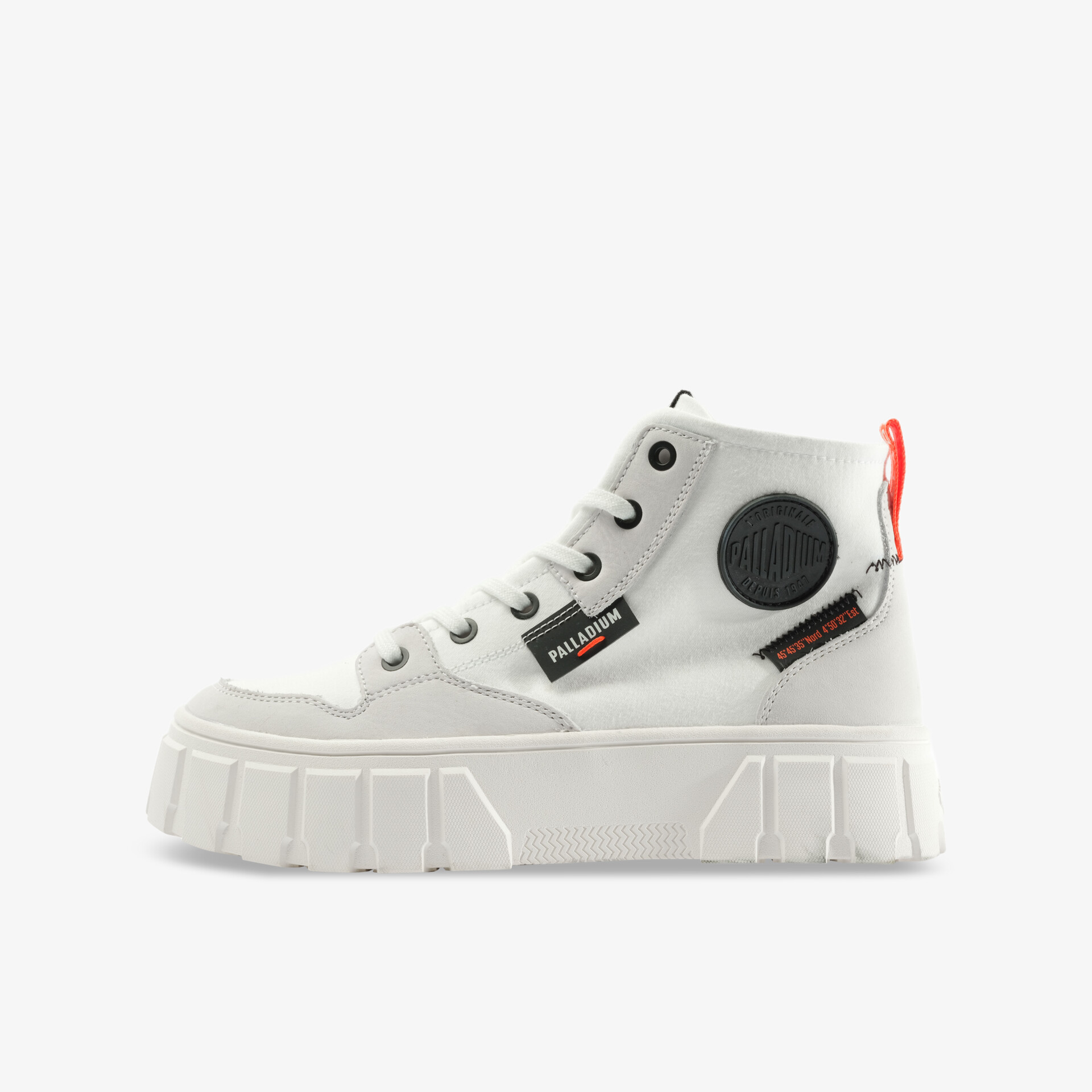 Moderner weißer High-Top-Sneaker mit robustem Design und lässigem Stil.