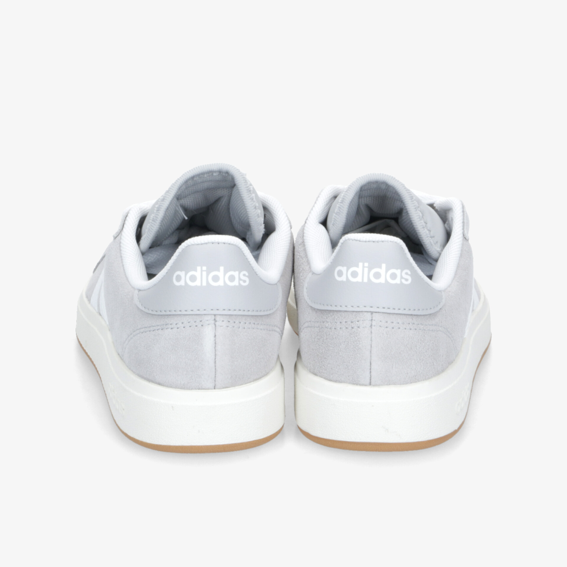 Rückansicht eines weißen Adidas Sneakers mit gepolstertem Innenfutter und stabiler Sohle