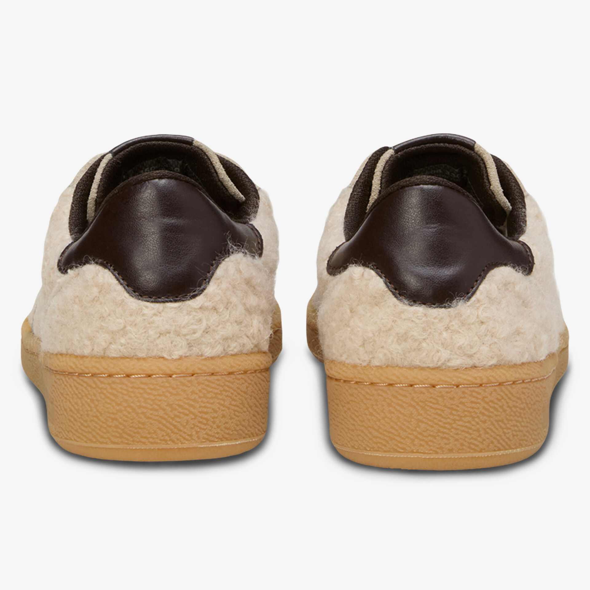 Rückansicht von bequemen Schuhen mit weichem Futter und robuster Sohle in klassischem Design