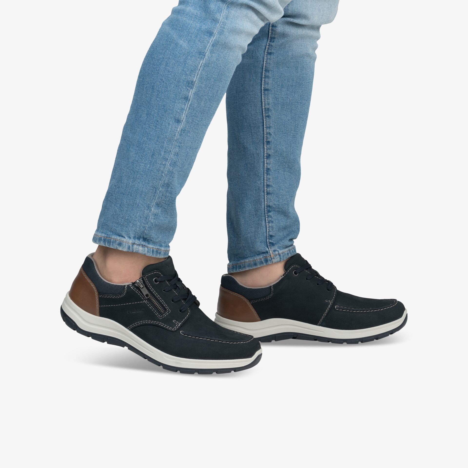 Bequeme schwarze Freizeitschuhe mit braunen Akzenten am Fuß getragen, modisch und rutschfest für den Alltag