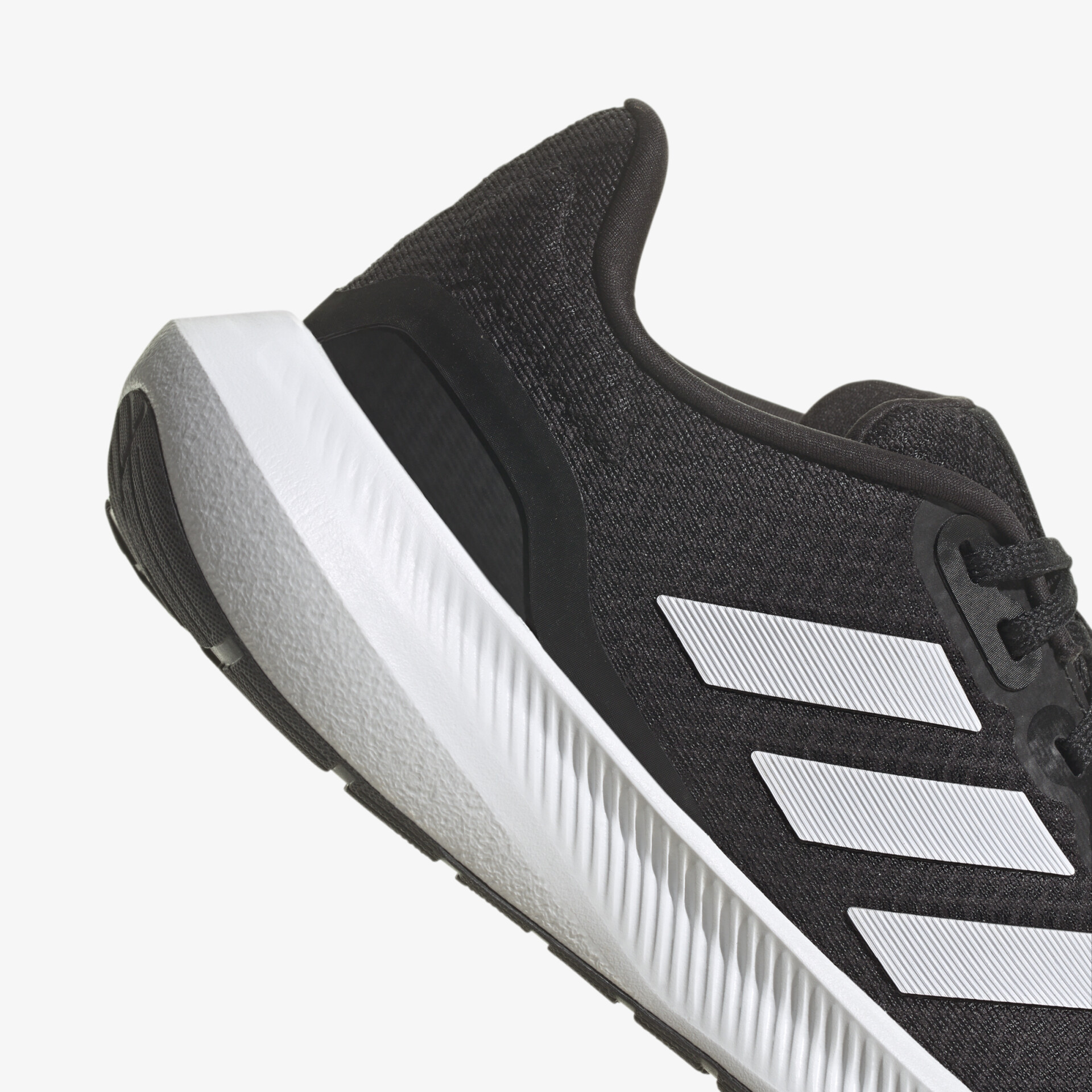 Leichter, sportlicher Sneaker in Schwarz-Weiß mit optimalem Komfort und stilvollem Design für aktive Tage.